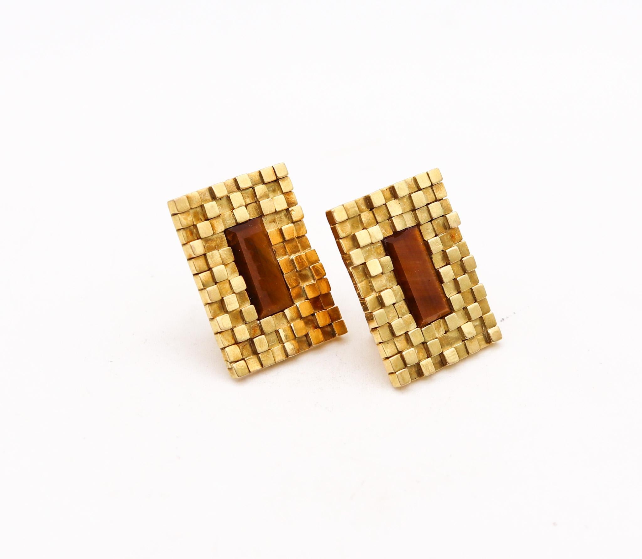 Modernist earrings designed by Spritzer & Furhmann.

Stunning sculptural pair of clips earrings, created for the jewelers and retailers Spritzer & Furhmann, back in the late 1960. This pair has been crafted with modernist geometric patterns,