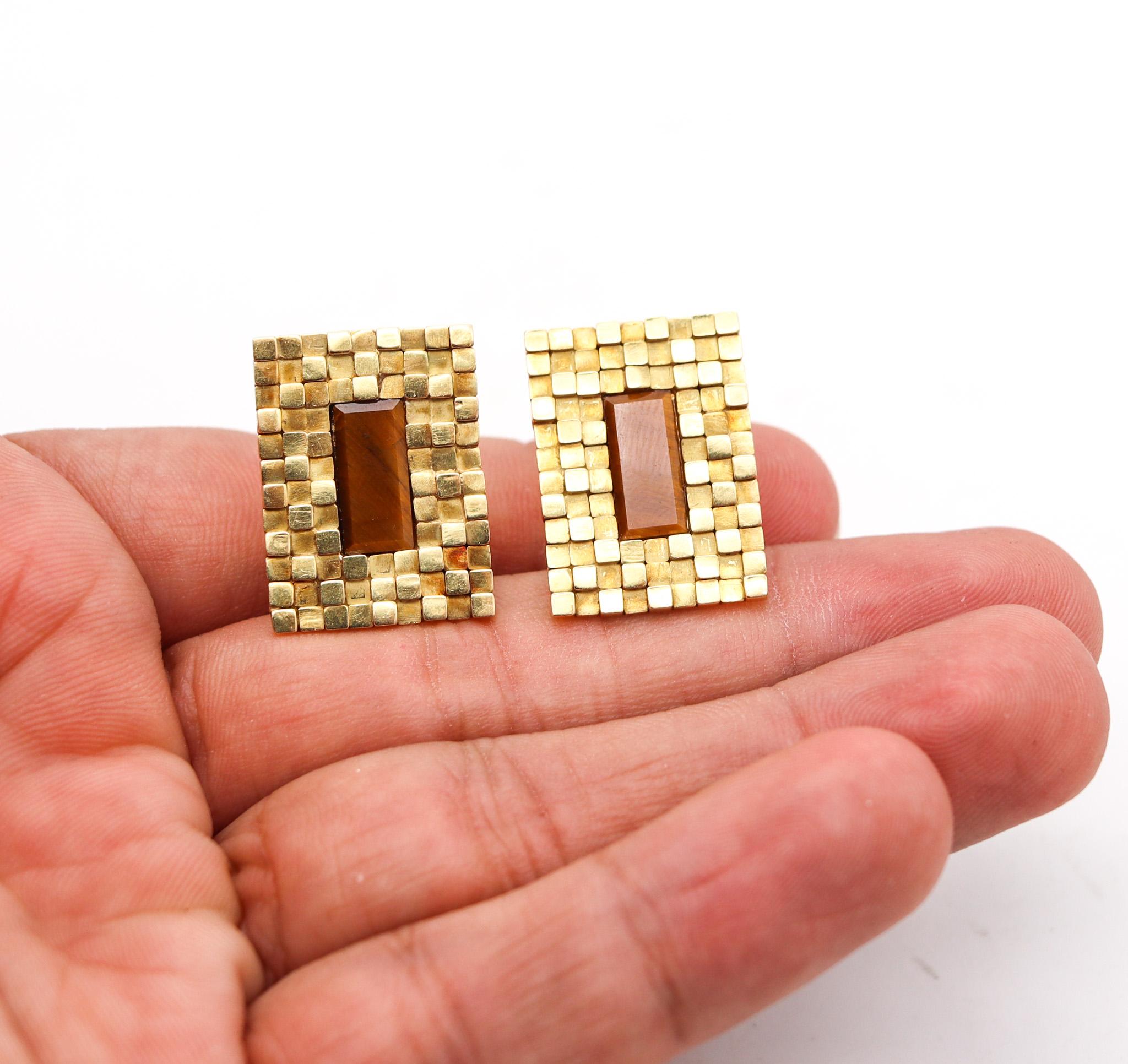 Spritzer & Furhmann 1960 Modernist Geometric Earrings 18Kt Gold With Tiger's Eye In Excellent Condition For Sale In Miami, FL