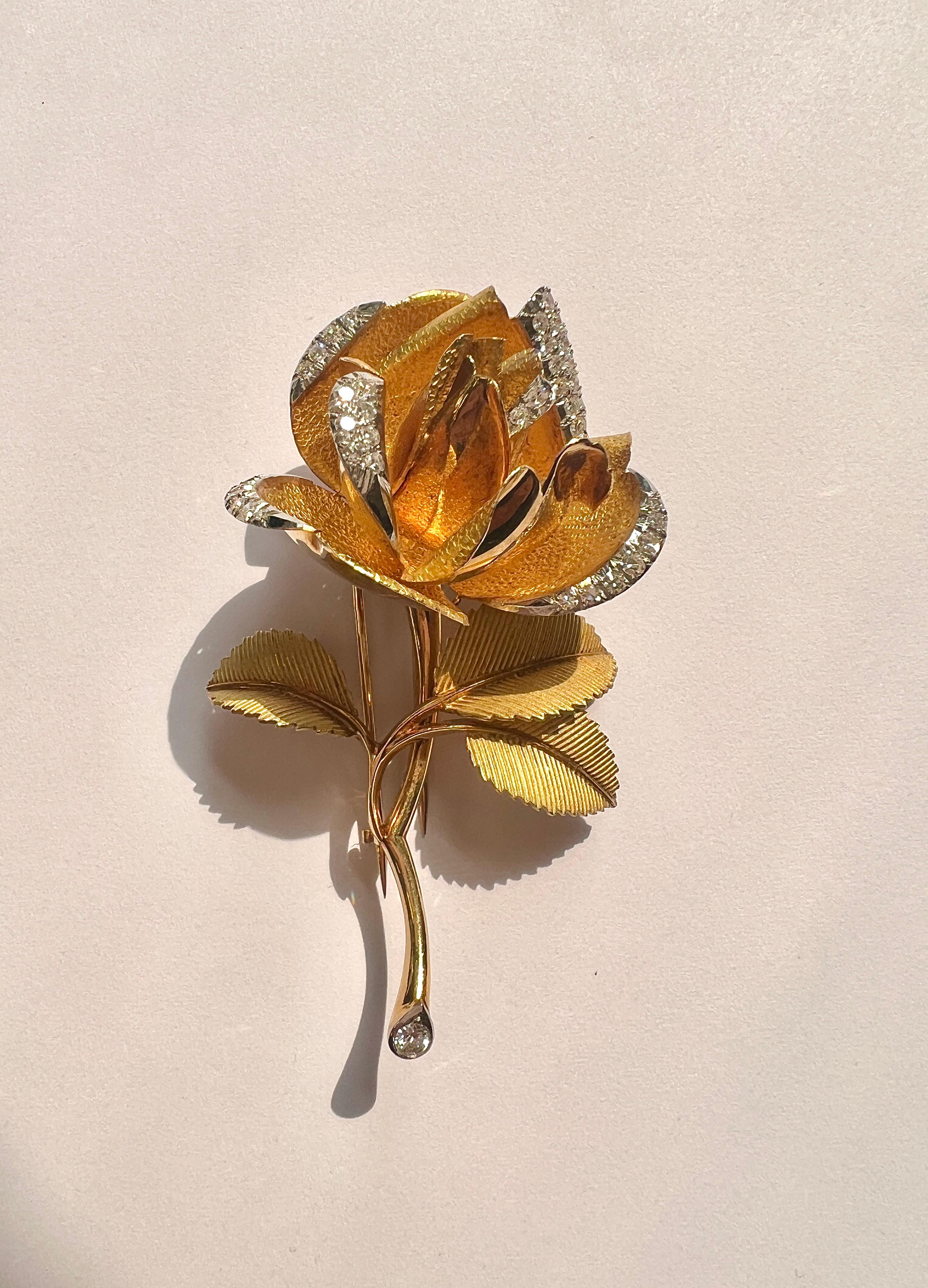 Broche vintage de oro amarillo de 18 quilates de la década de 1960, diseñado por Spritzer + Furhmann, adornado con aprox. 0,74 ctw de diamantes G/VS. Los pétalos de las flores son móviles, se abren y se cierran. El broche mide 2 3/8