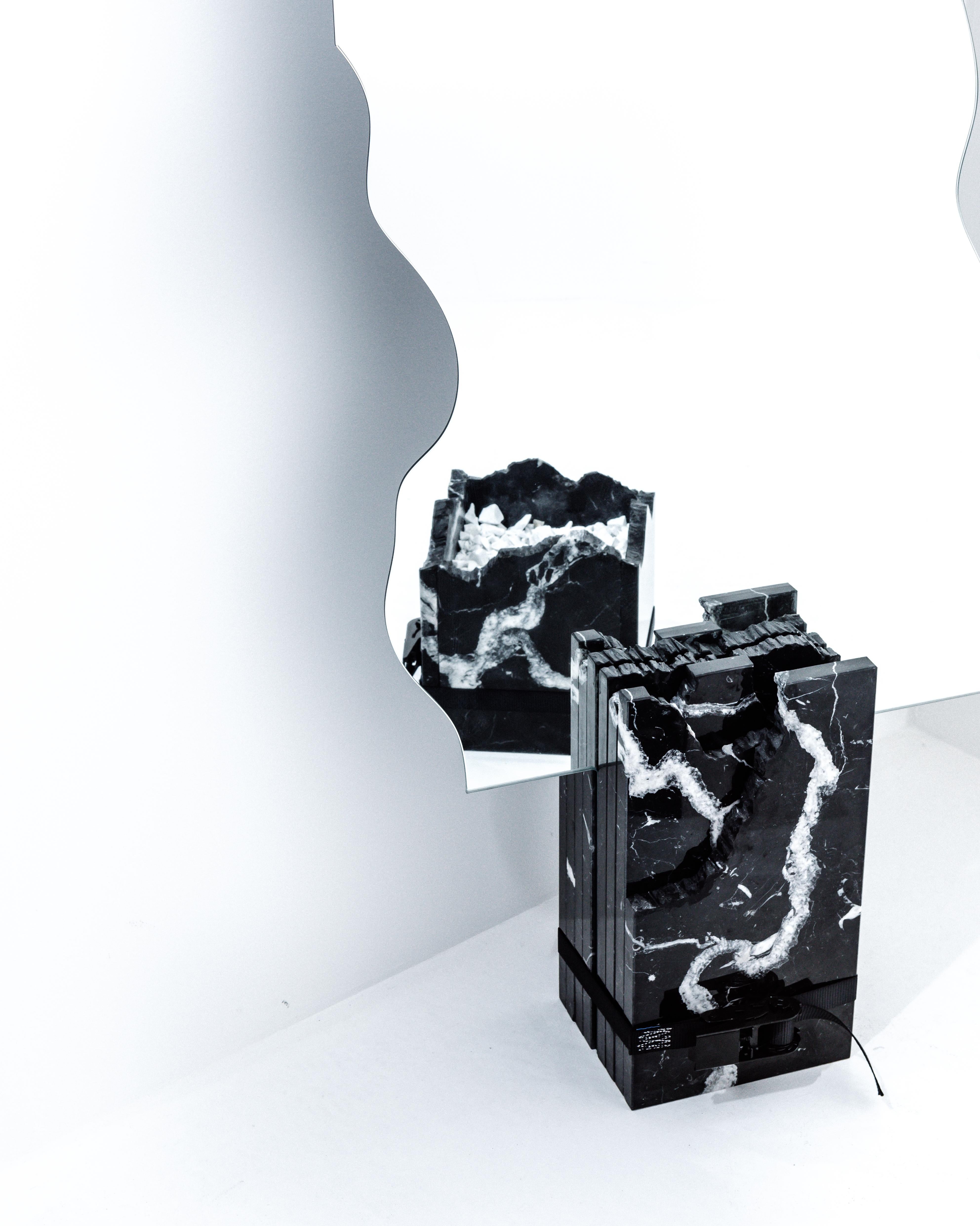 Intagliato a mano Sprofondo Mirror - Nero Marquina Marble contemporary mirror by Sfero Design in vendita