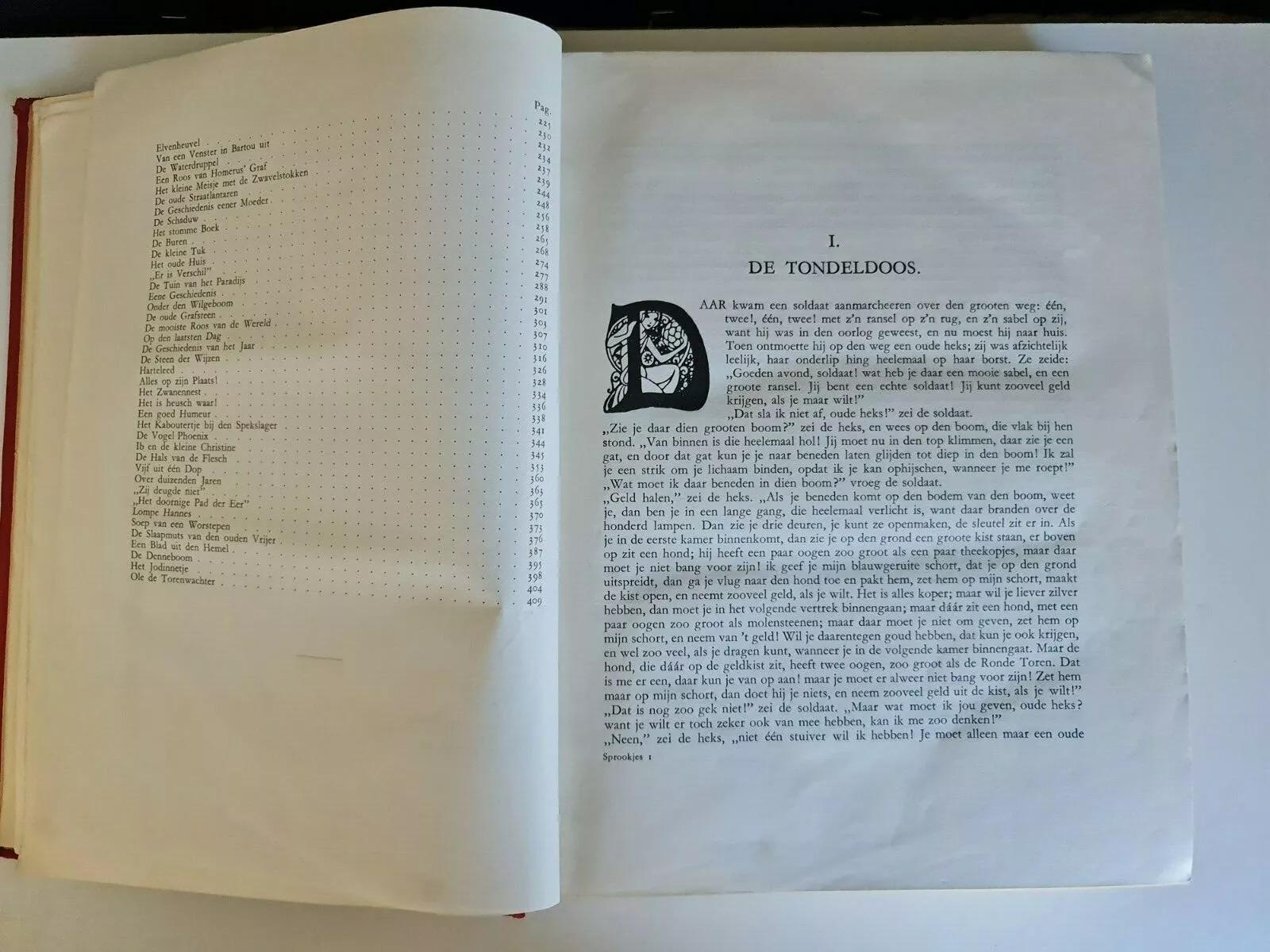 Questa edizione olandese dei primi del Novecento di Sprookjes en Vertellingen (Fiabe e racconti) di Hans Christian Andersen presenta una splendida raccolta delle amate fiabe di Andersen. Pubblicato da W. de Haan N.V. a Utrecht, questo volume