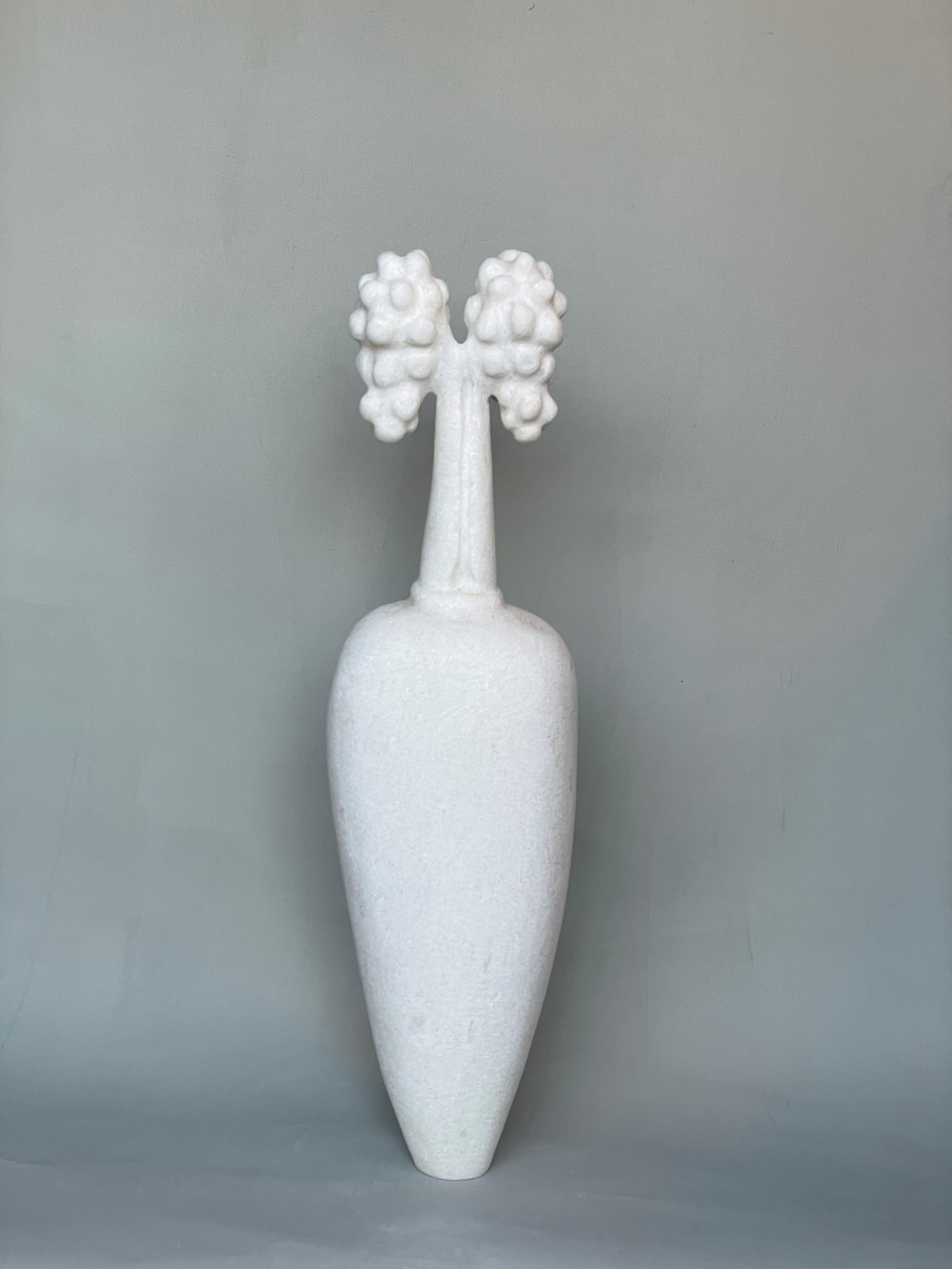 Sprout, sculpture en marbre sculptée à la main par Tom Von Kaenel
Dimensions : D 13 x L 18 x H 51 cm
Matériaux : marbre

Tom von Kaenel, sculpteur et peintre, est né en Suisse en 1961. Dès sa plus tendre enfance, il s'est profondément consacré à