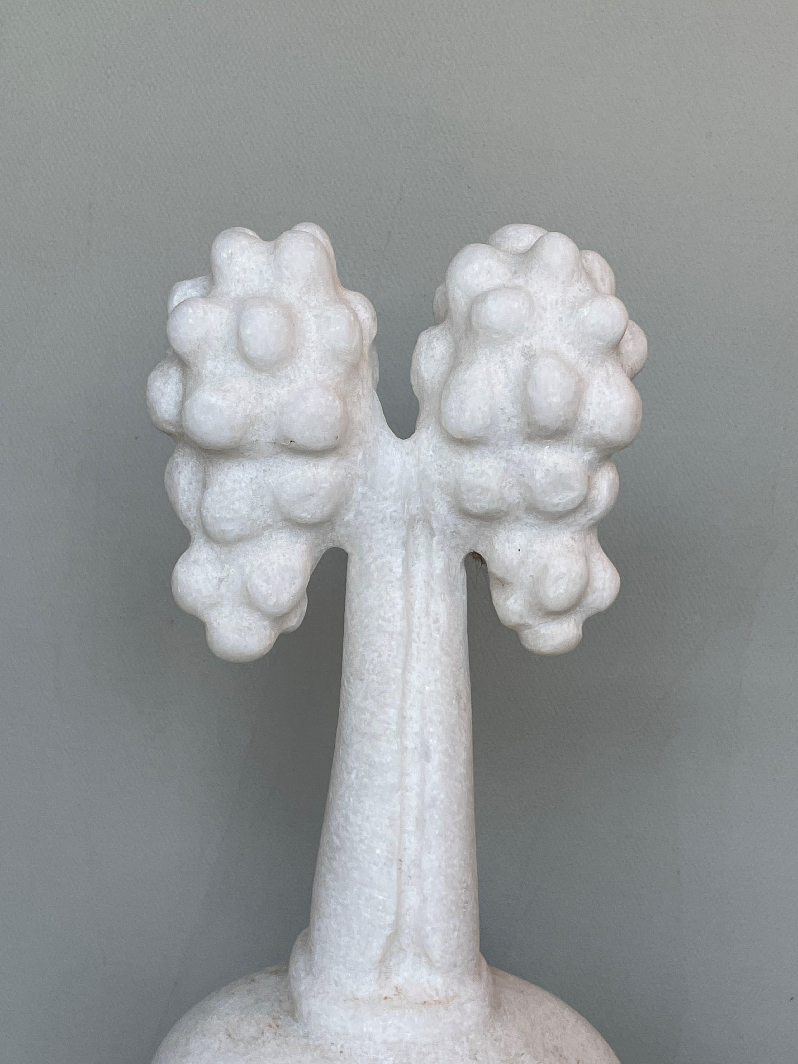 Postmoderne Sculpture en marbre sculptée à la main Sprout de Tom Von Kaenel en vente