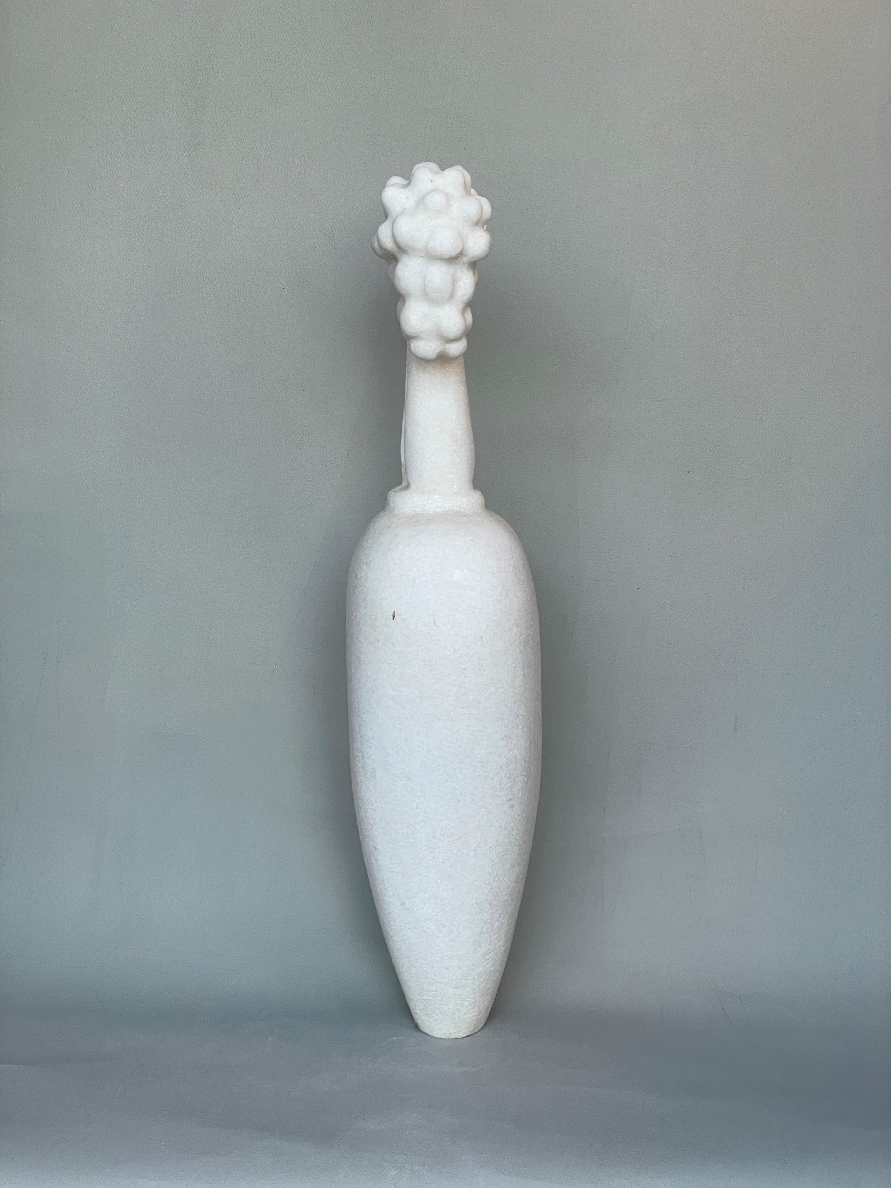 Grec Sculpture en marbre sculptée à la main Sprout de Tom Von Kaenel en vente