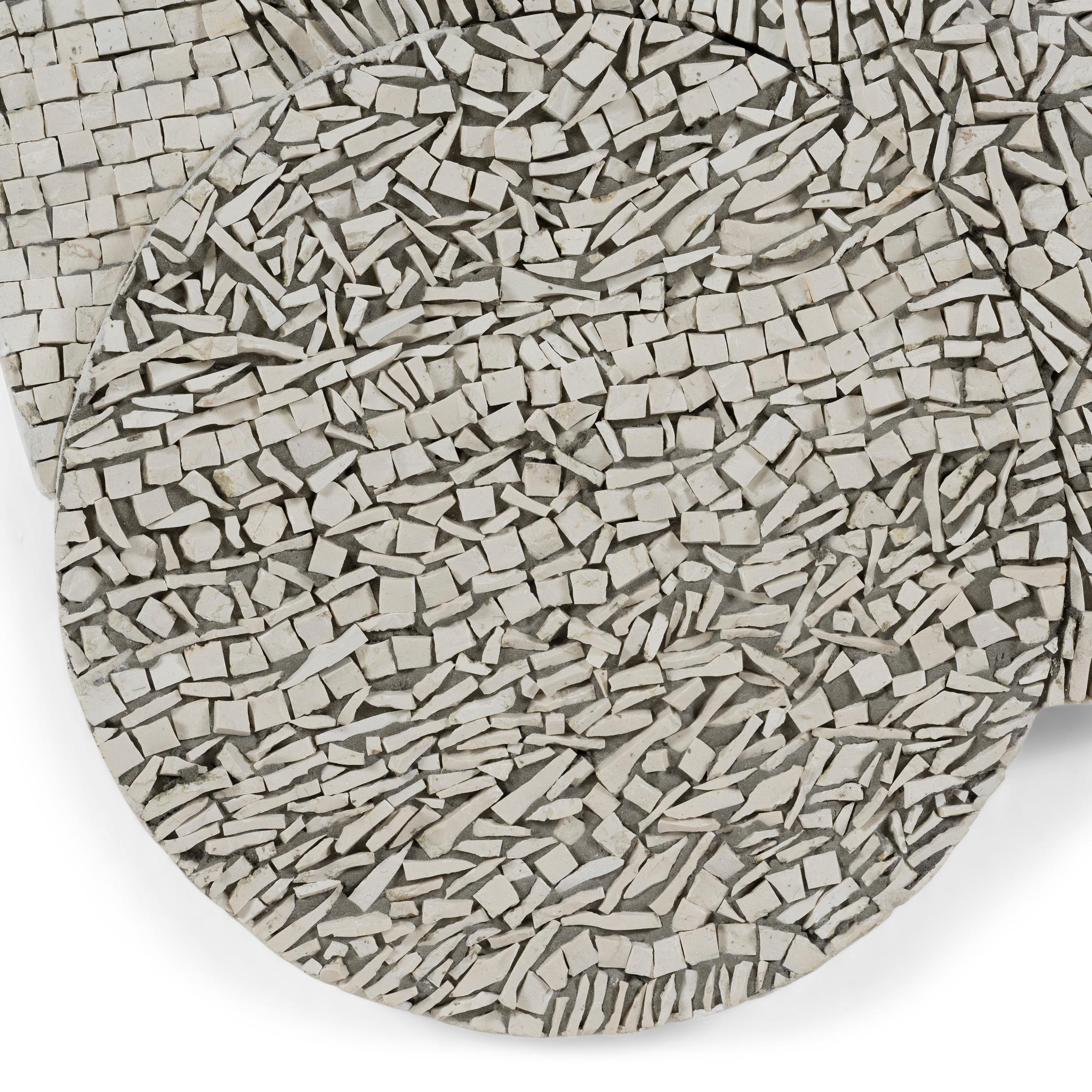 Monocromatiche, eteree e altamente strutturate, le composizioni astratte dell'artista giapponese Toyoharu Kii riflettono un approccio sofisticato all'arte tecnica del mosaico. Con una formazione classica a Firenze, in Italia, Kii crea i suoi mosaici