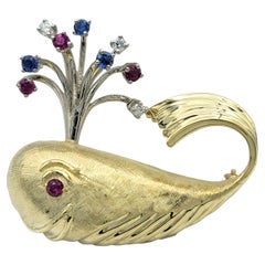 Broche Ballena Brotante con Rubíes, Zafiros y Diamantes en Oro Amarillo de 14 Kilates