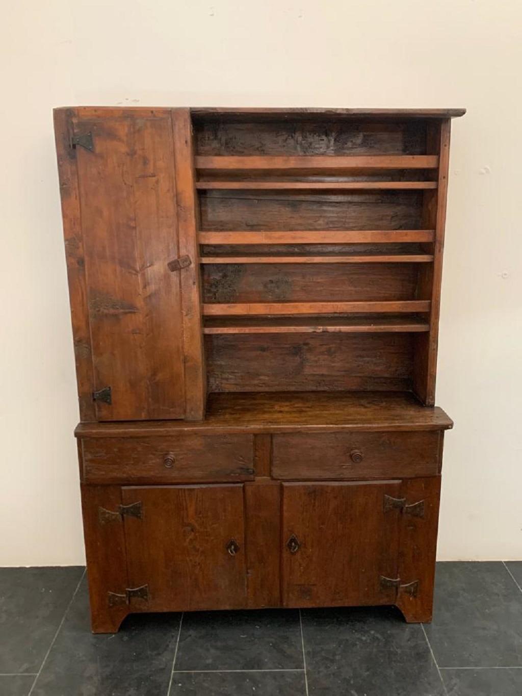 Spruce sideboard with plate rack, 17th century. Patina due to age and use. Various restorations made over time. Solid and ready for use.
Packaging with bubble wrap and cardboard boxes is included. If the wooden packaging is needed (fumigated crates