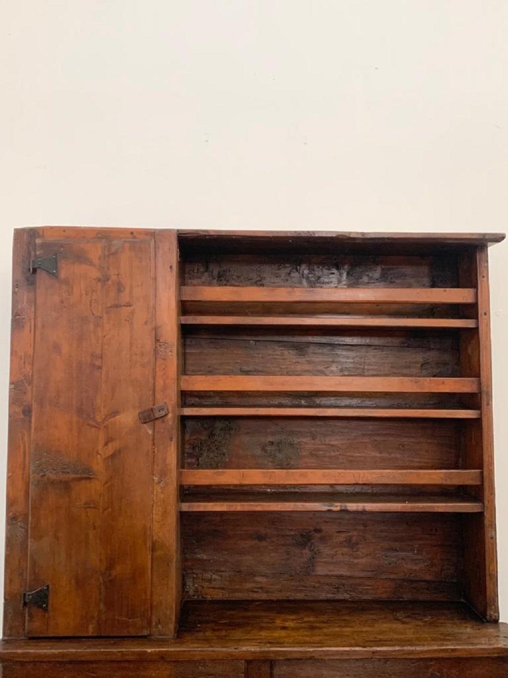 Spruce sideboard with plate rack In Good Condition For Sale In Montelabbate, PU