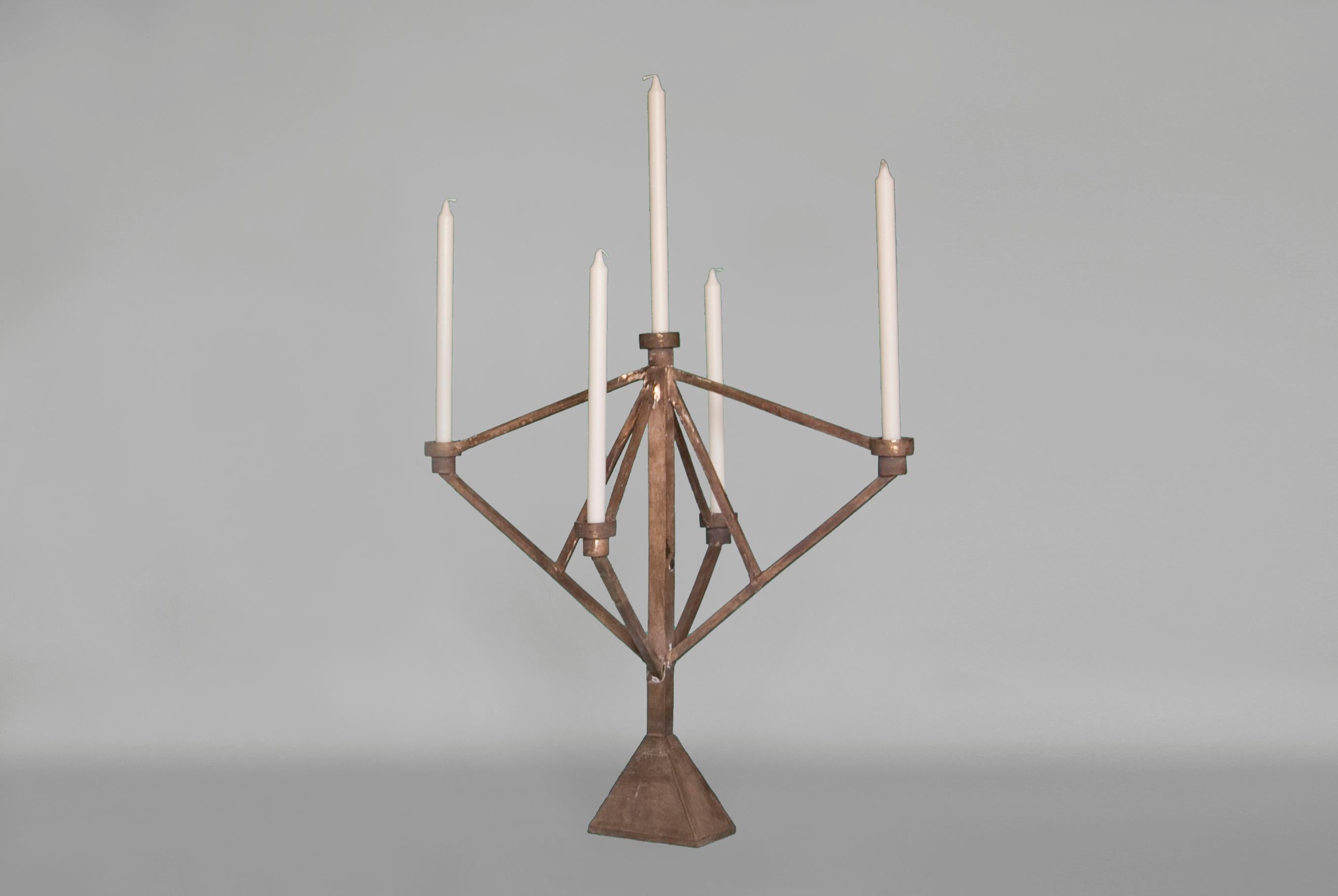 Il candelabro Sprue è in bronzo fuso con due-cinque candelabri a seconda delle dimensioni. Le texture della cera durante il processo di fusione si traducono perfettamente nel materiale bronzeo, quindi le fusioni sono lasciate intenzionalmente