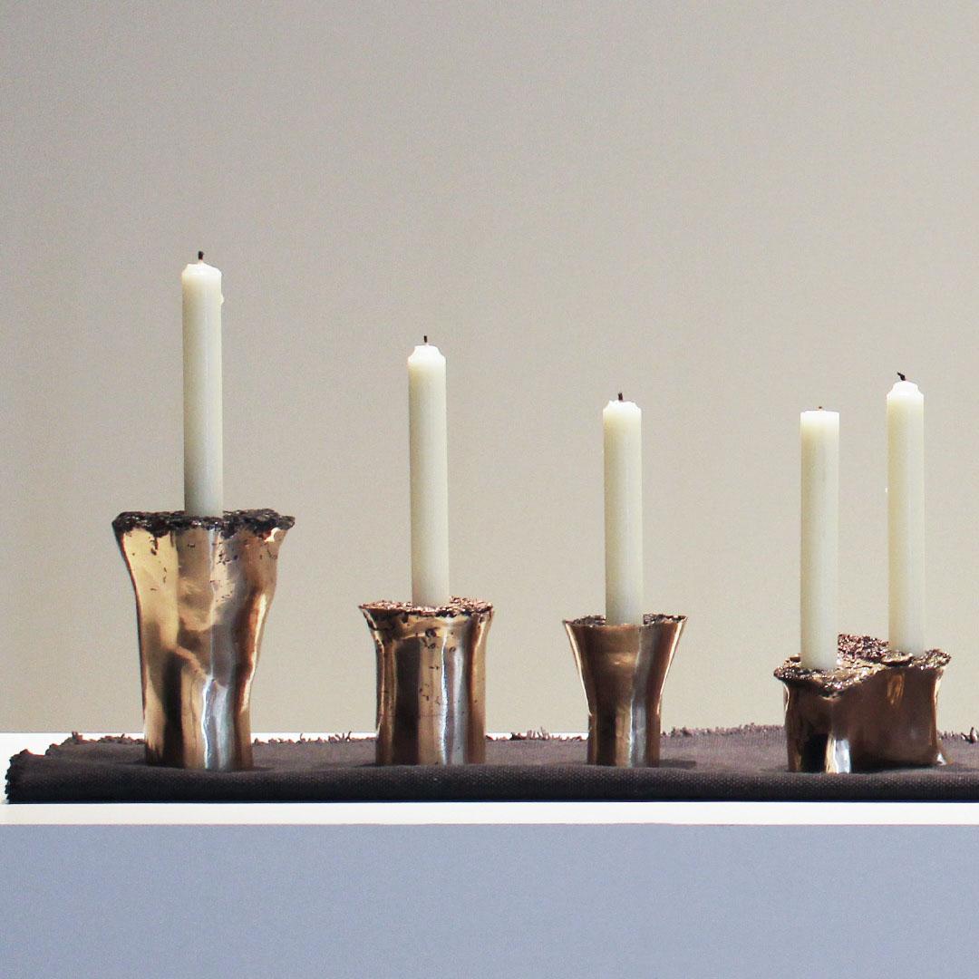 Set aus 11 Sprue-Kerzenständern aus Bronzeguss von Studio Sunt (21. Jahrhundert und zeitgenössisch) im Angebot