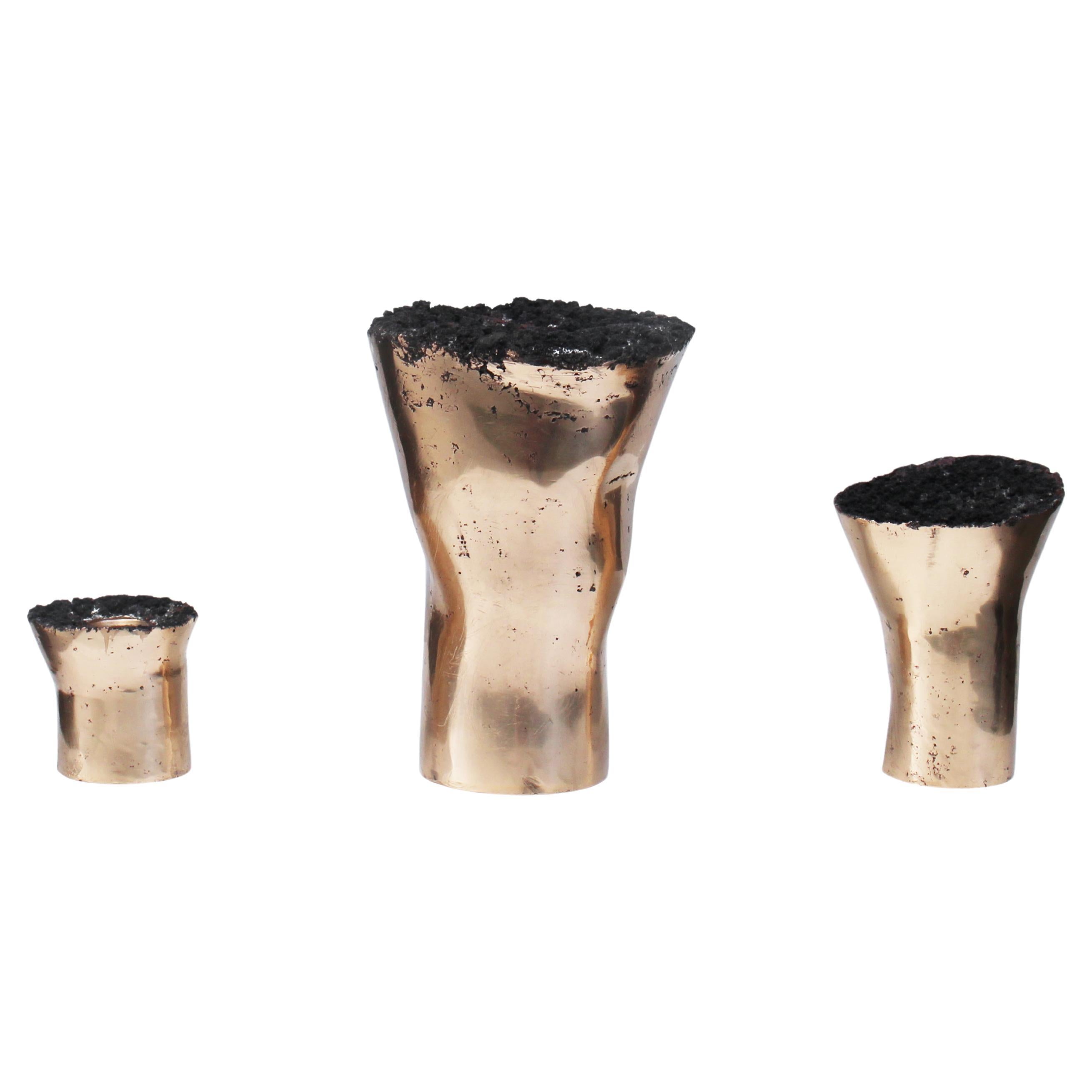 Set aus 11 Sprue-Kerzenständern aus Bronzeguss von Studio Sunt im Angebot