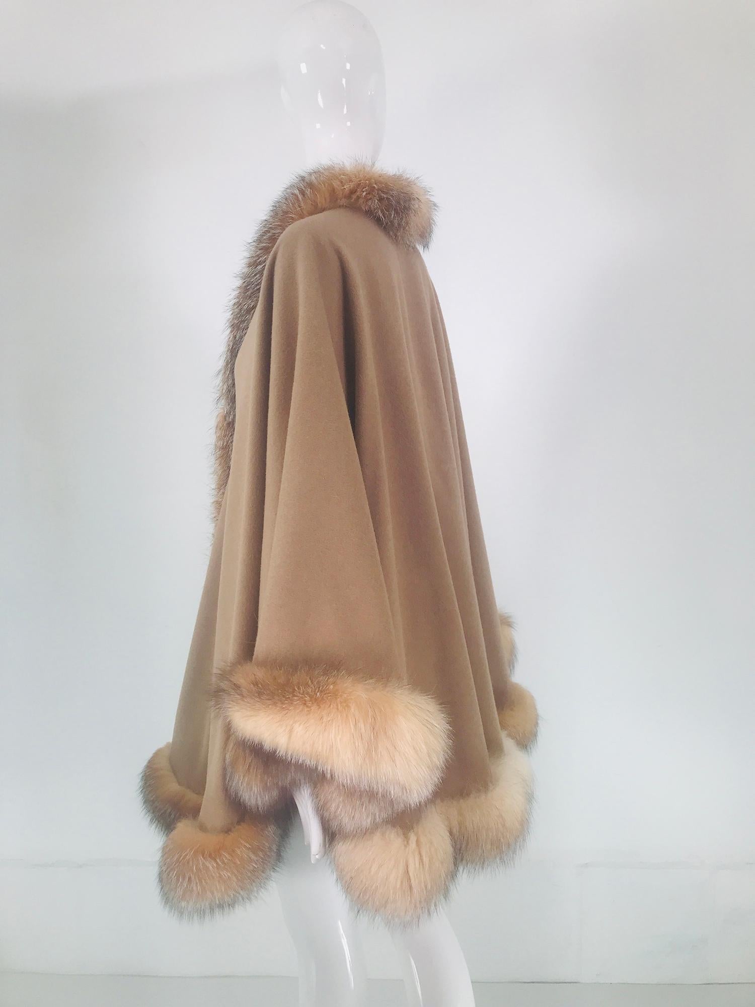 Sprung Freres Paris Red Fox Wool/Cashmere Reversible Cape Grey/Camel Tan OS In Good Condition In West Palm Beach, FL