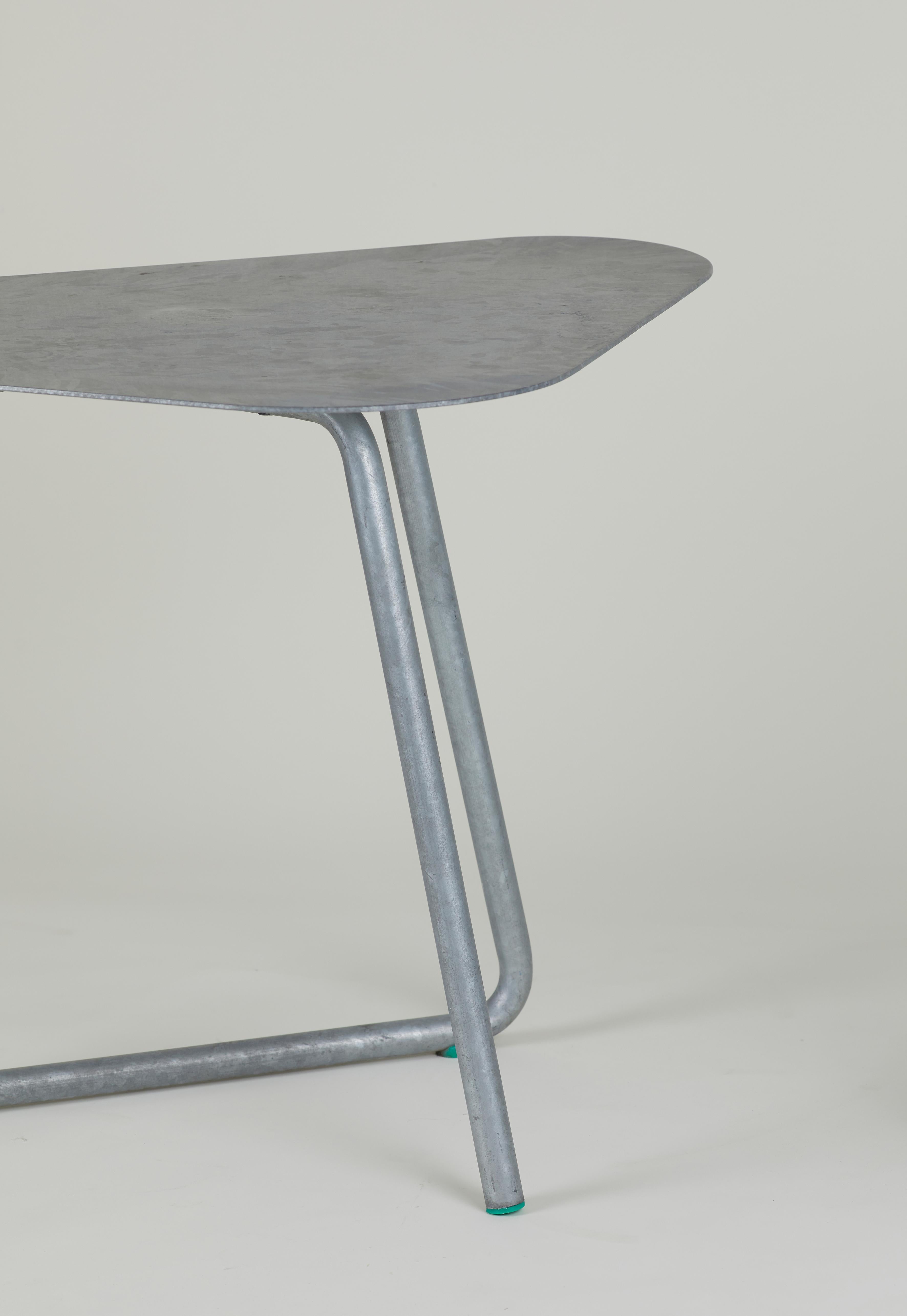 SPT table d'extérieur en acier galvanisé par l'atelier thomas serruys (belgique).

Table en acier constituée d'un tube profilé avec plateau en tôle d'acier galvanisé. 
Repose-pieds en Ertalon.

Parfait pour une utilisation en extérieur, aucun