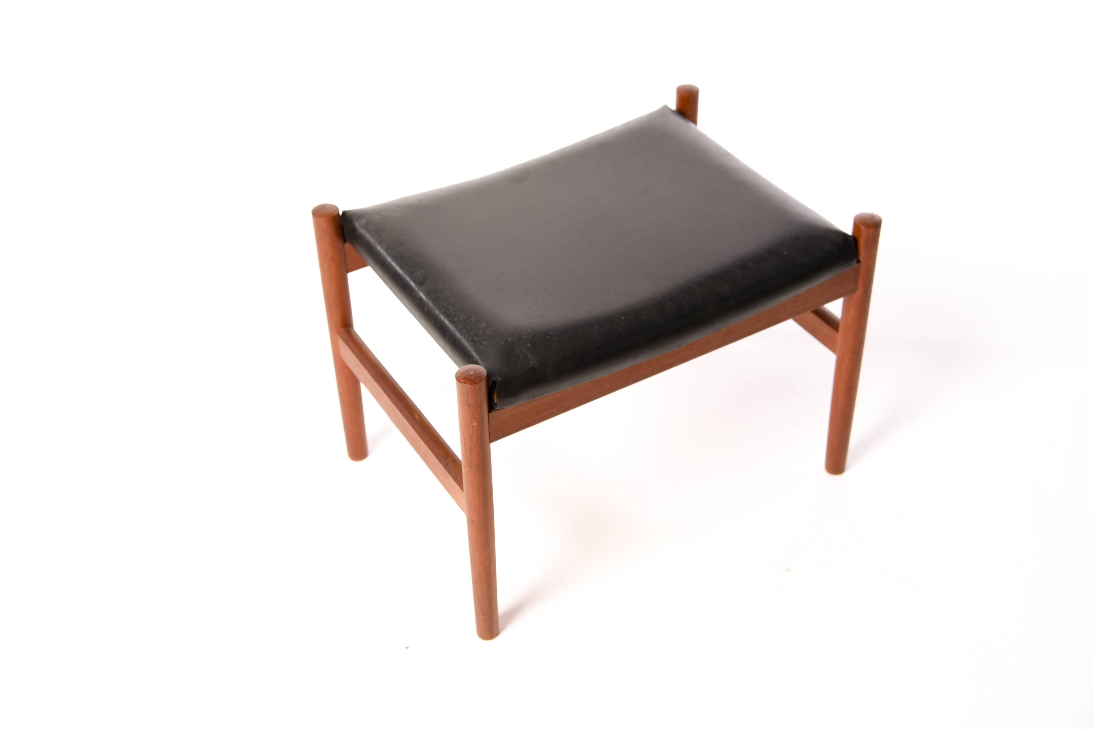 This stool or ottoman by Spøttrup Møbelfabrik features black leather upholstery and a teak wood frame. A great Danish midcentury form that could be paired with a chair as an ottoman or used alone as a stool.