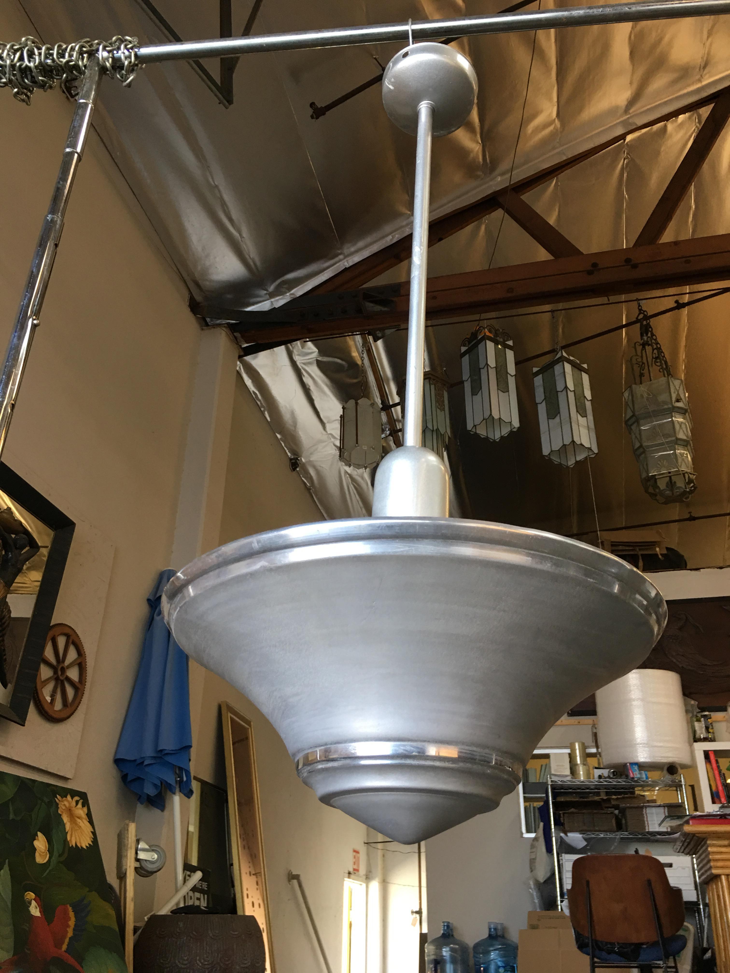 Vintage 1930s spun aluminum chrome-plated Art Deco saucer ceiling hanging hanging lamp. Disponible - 7.