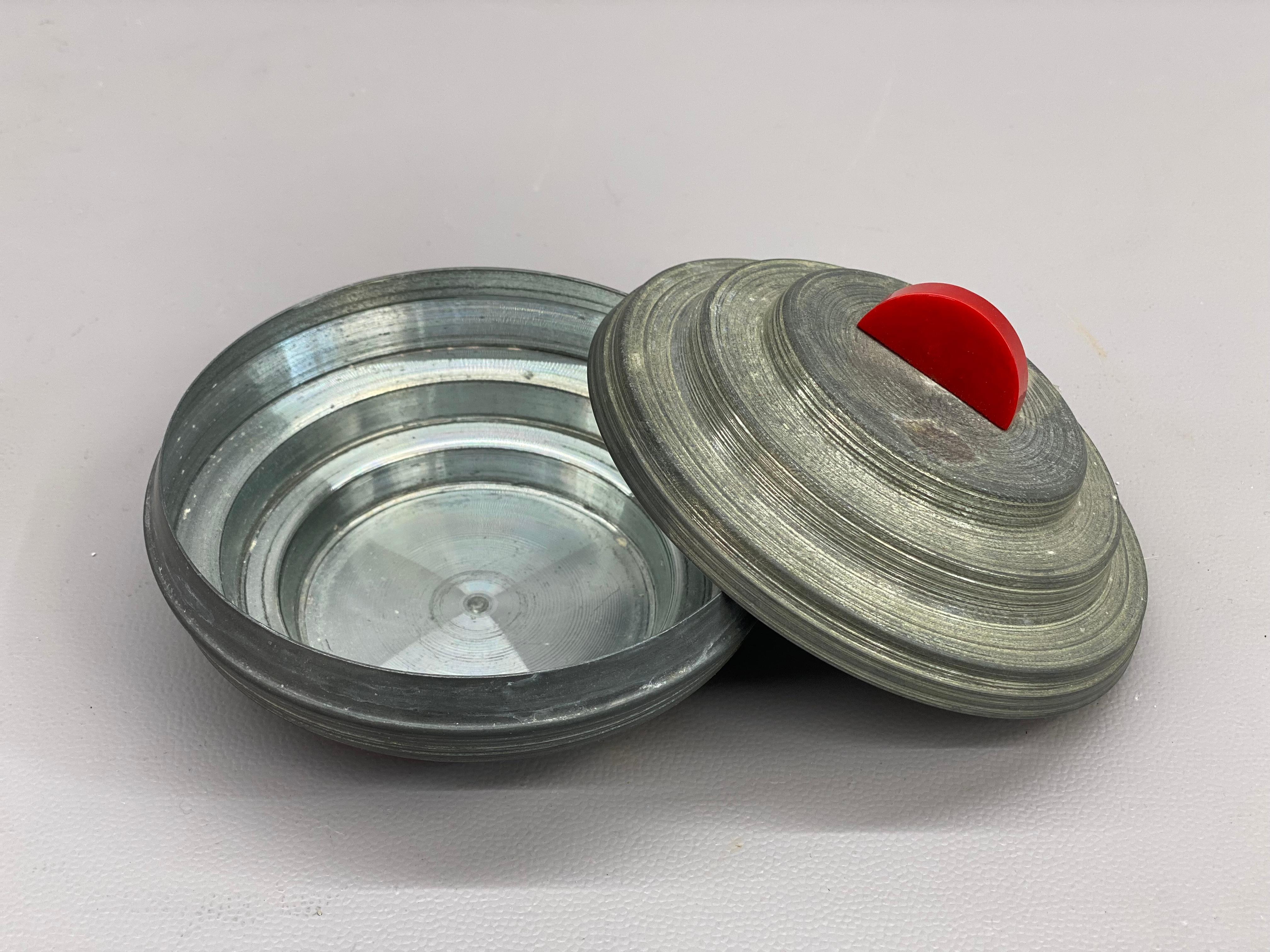 Caja de baratijas de aluminio hilado y baquelita roja de la Edad de las Máquinas para Kenilworth Studios Aluminio en venta