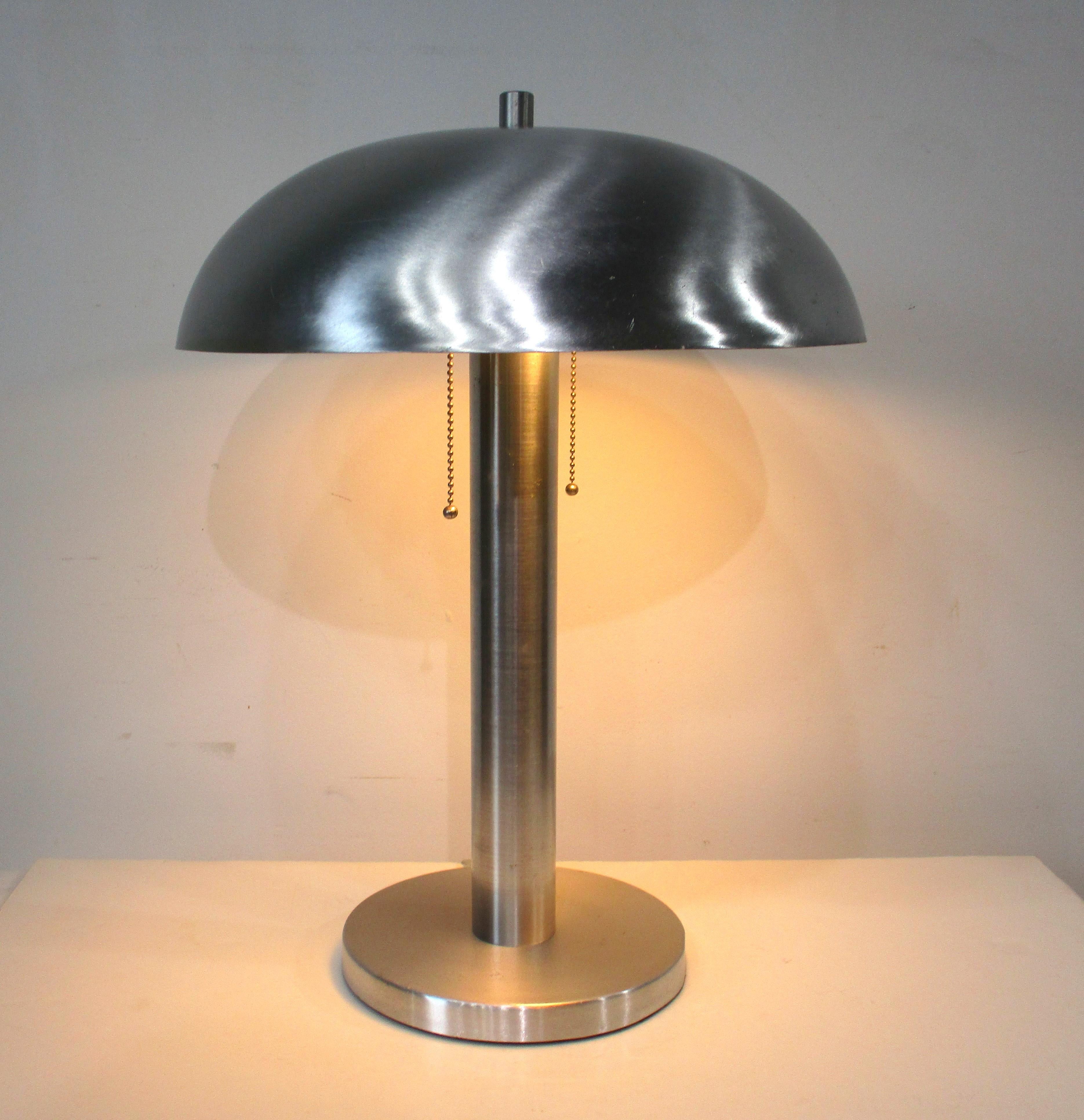 Tischlampe aus gesponnenem Art-Déco-Aluminium im Stil von Donald Deskey –Kurt Versen  im Angebot 4