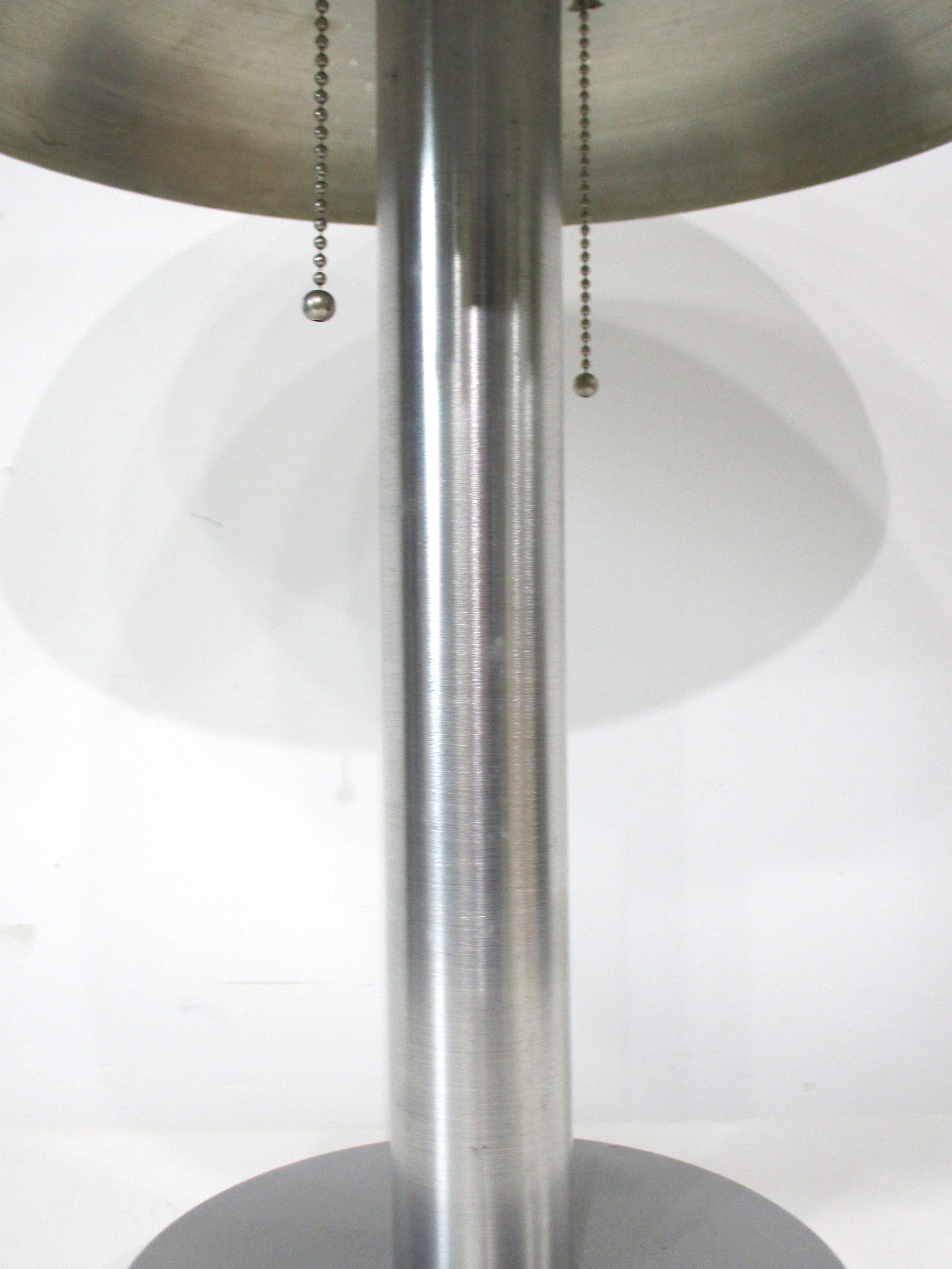 Tischlampe aus gesponnenem Art-Déco-Aluminium im Stil von Donald Deskey –Kurt Versen  (20. Jahrhundert) im Angebot