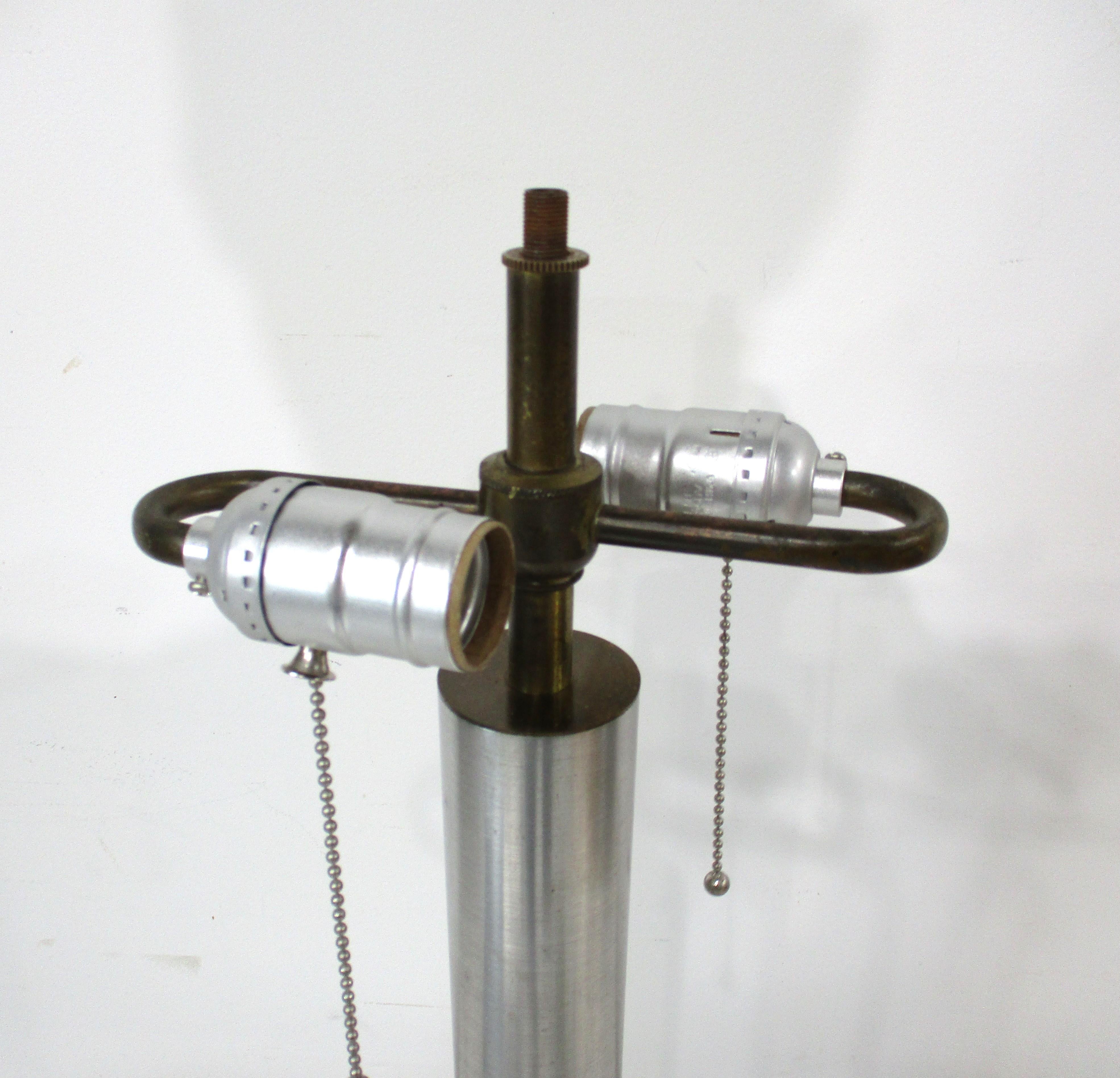 Tischlampe aus gesponnenem Art-Déco-Aluminium im Stil von Donald Deskey –Kurt Versen  im Angebot 1