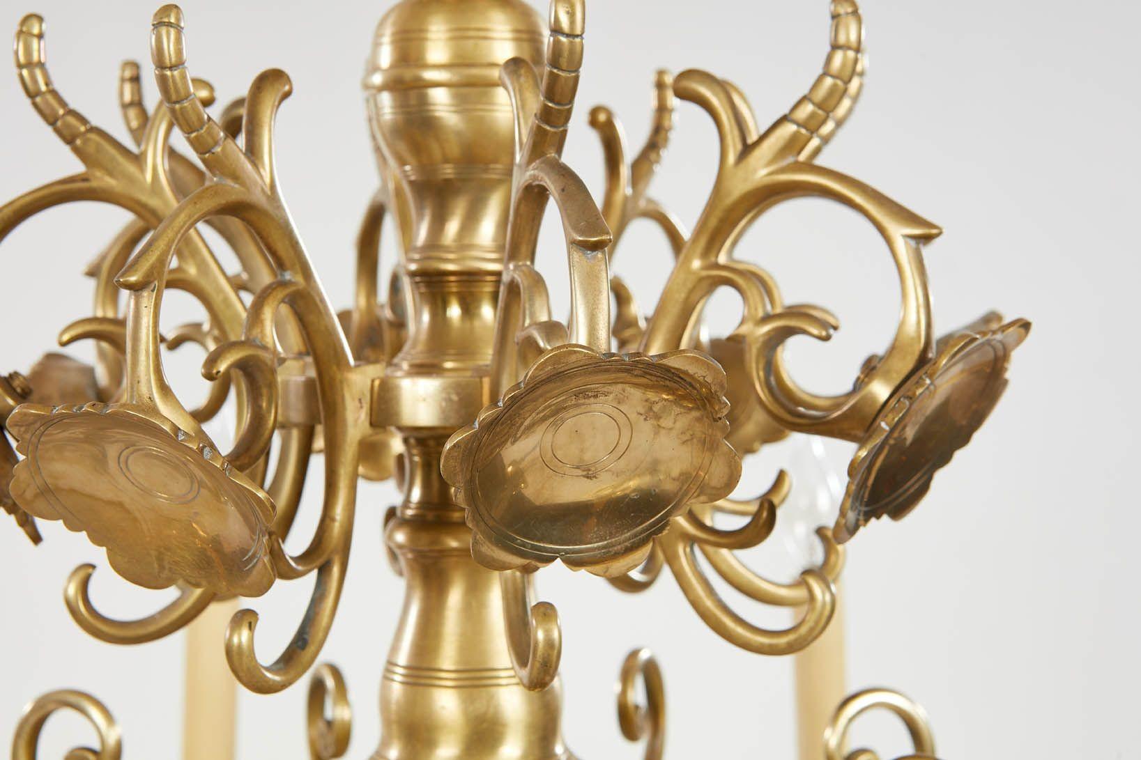 Lampadario a otto bracci in ottone filato con riflettore bicolore in vendita 3