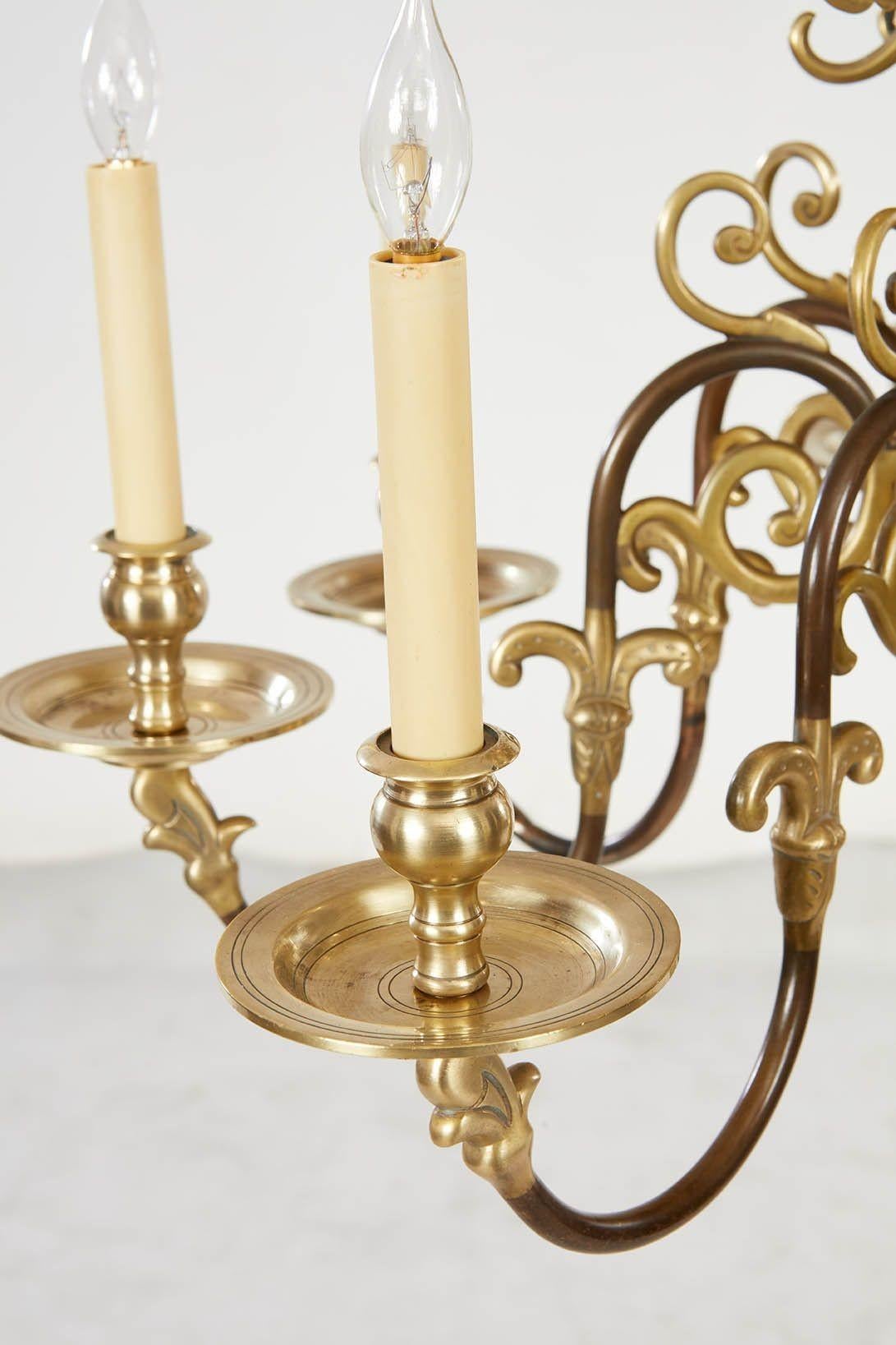 Lampadario a otto bracci in ottone filato con riflettore bicolore in vendita 4