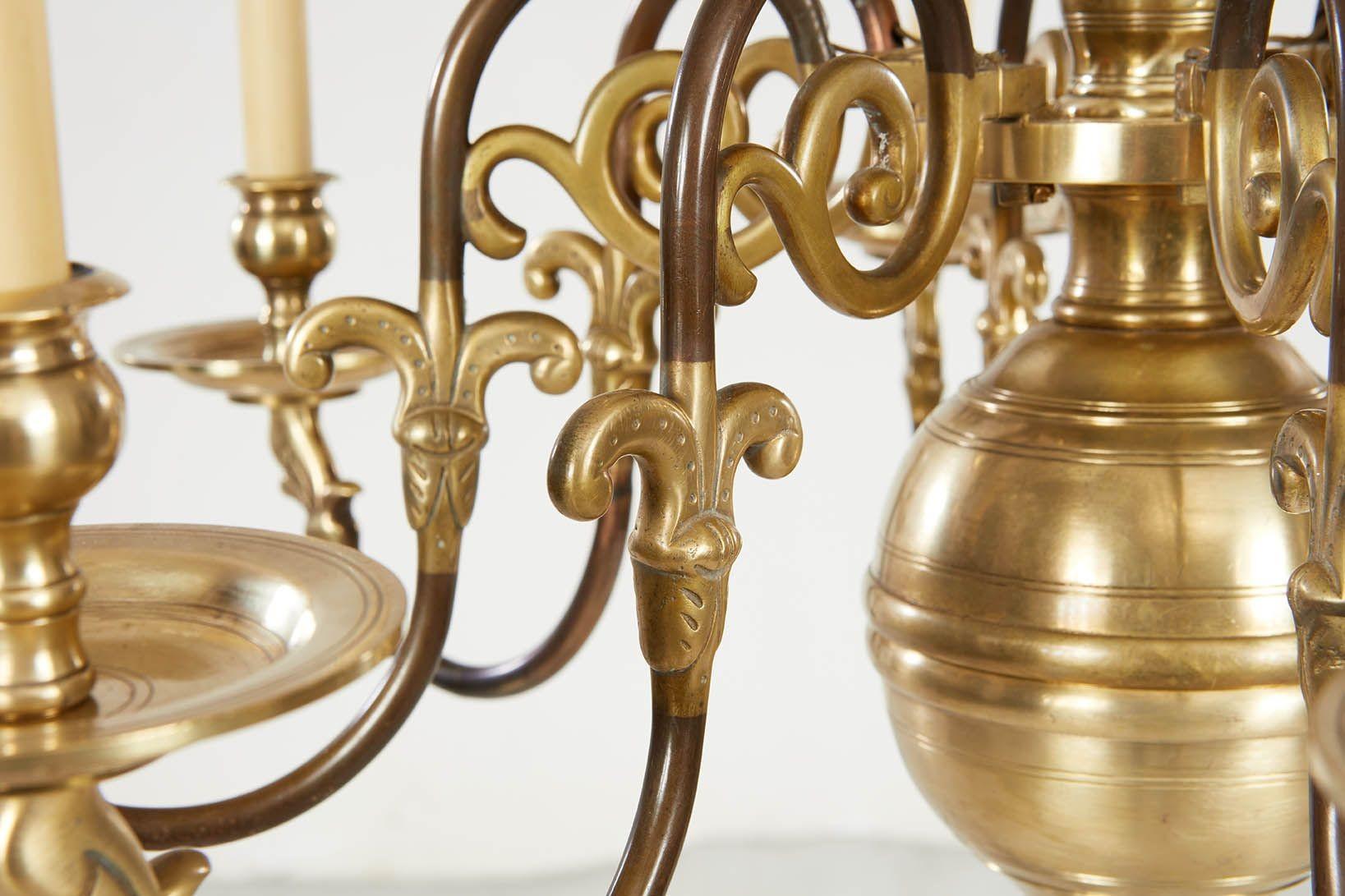 Lampadario a otto bracci in ottone filato con riflettore bicolore in vendita 5