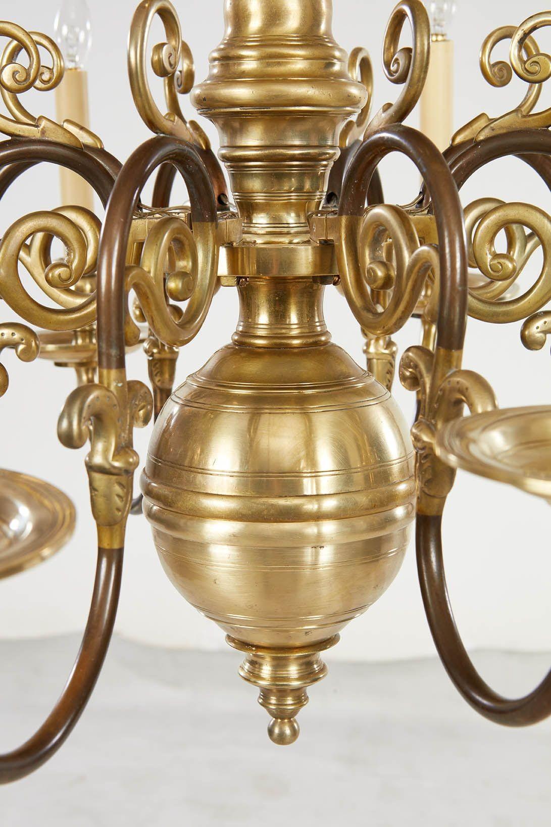 Barocco Lampadario a otto bracci in ottone filato con riflettore bicolore in vendita
