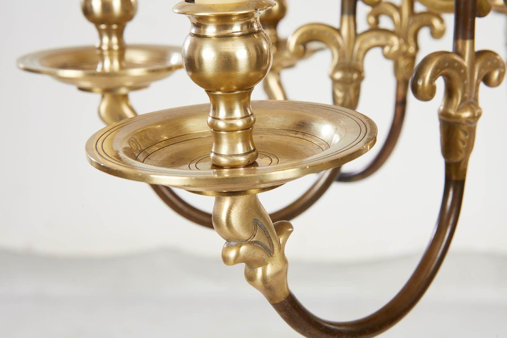 Olandese Lampadario a otto bracci in ottone filato con riflettore bicolore in vendita