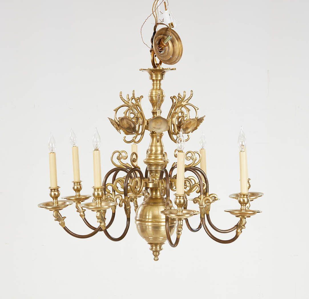 Lampadario a otto bracci in ottone filato con riflettore bicolore in vendita 1