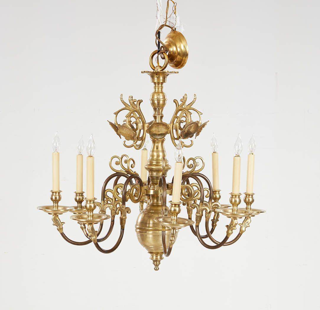Lampadario a otto bracci in ottone filato con riflettore bicolore in vendita 2