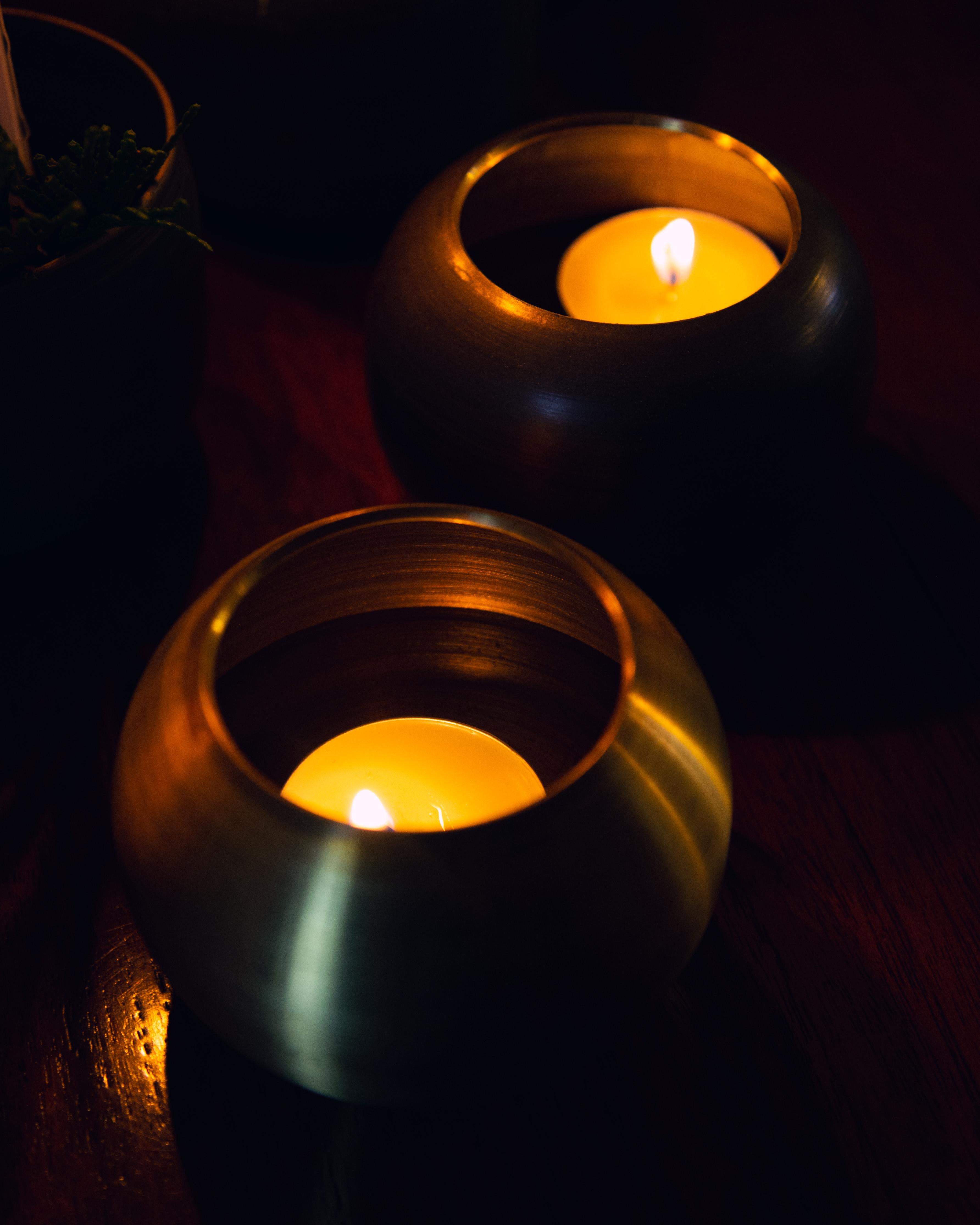 Organico moderno Set di tazze votive in ottone filato di Daughter Manufacturing in vendita
