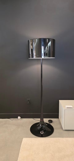 Lámpara de pie «Spun Light-F», diseñada por Sebastian Wrong para Flos