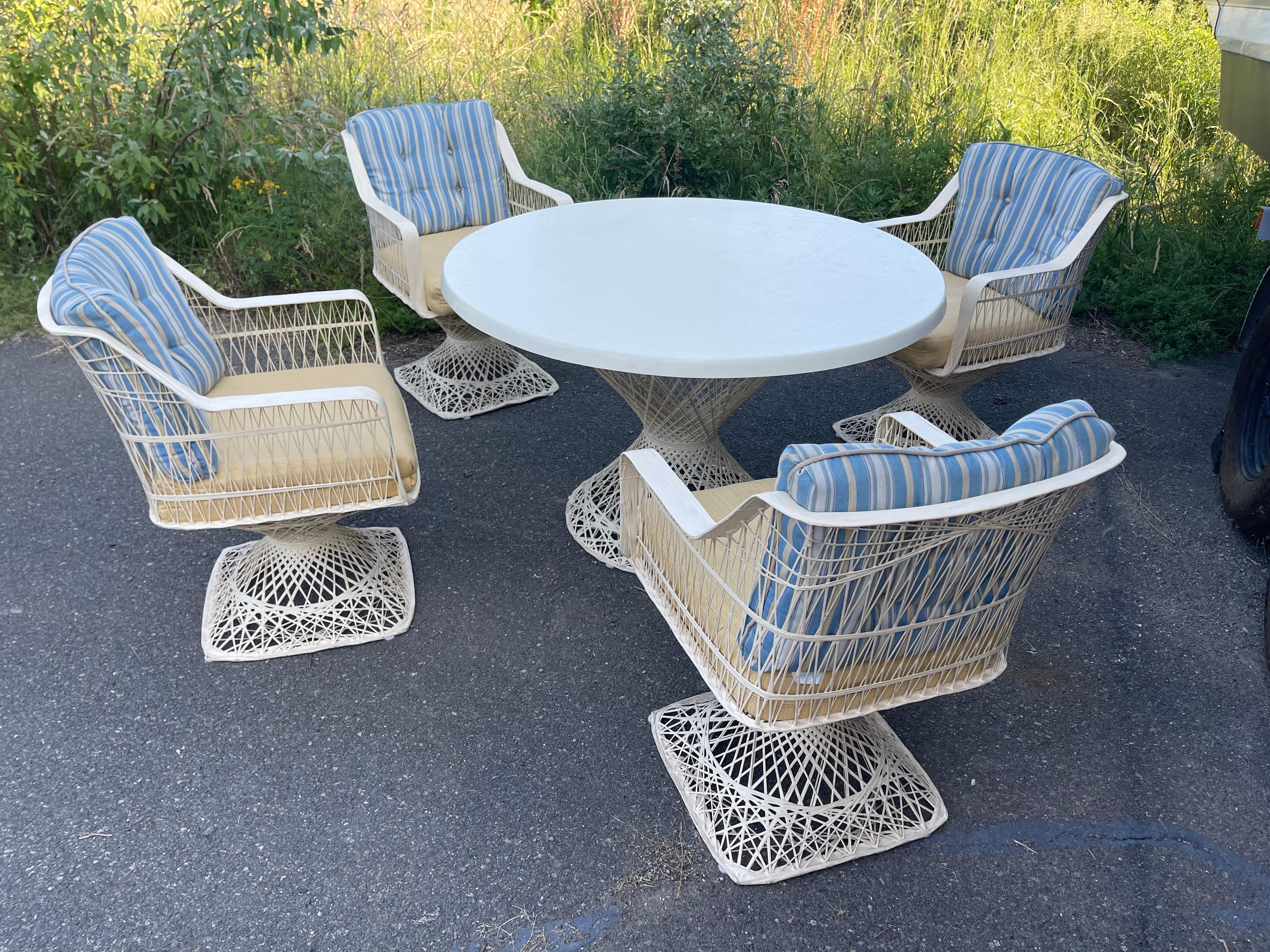 Mid-Century Modern Spun Fiberglass 5 Pieces Round Dining Table 4 Chair Russel Woodard Outdoor Set For Sale