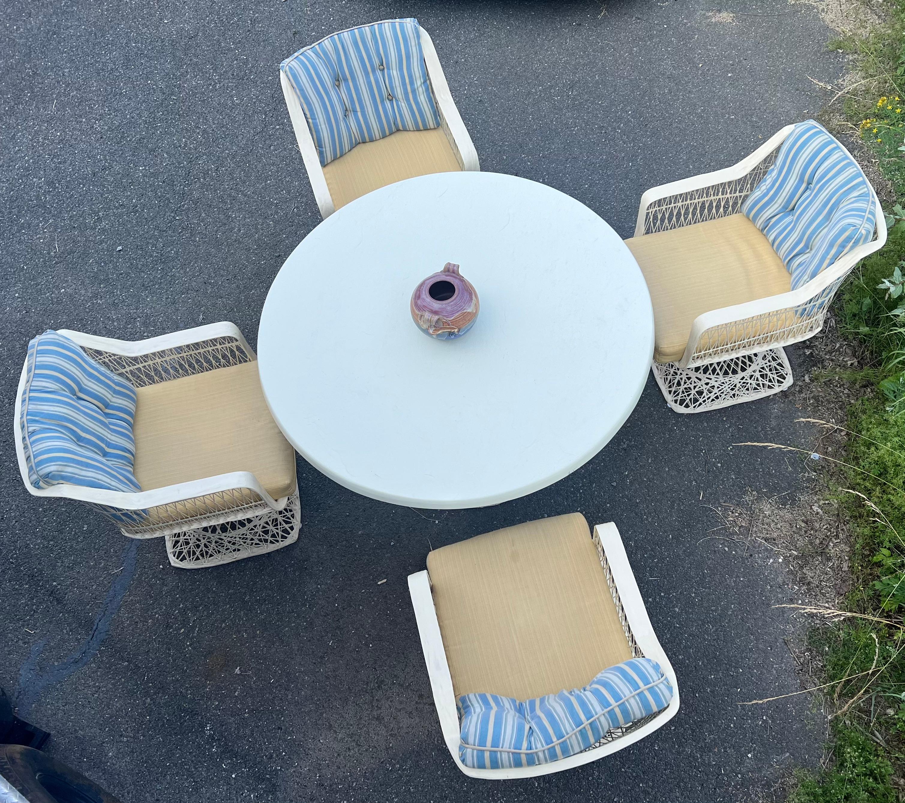 Spun Fiberglass 5 Pieces Round Dining Table 4 Chair Russel Woodard Outdoor Set In Good Condition For Sale In Rockaway, NJ