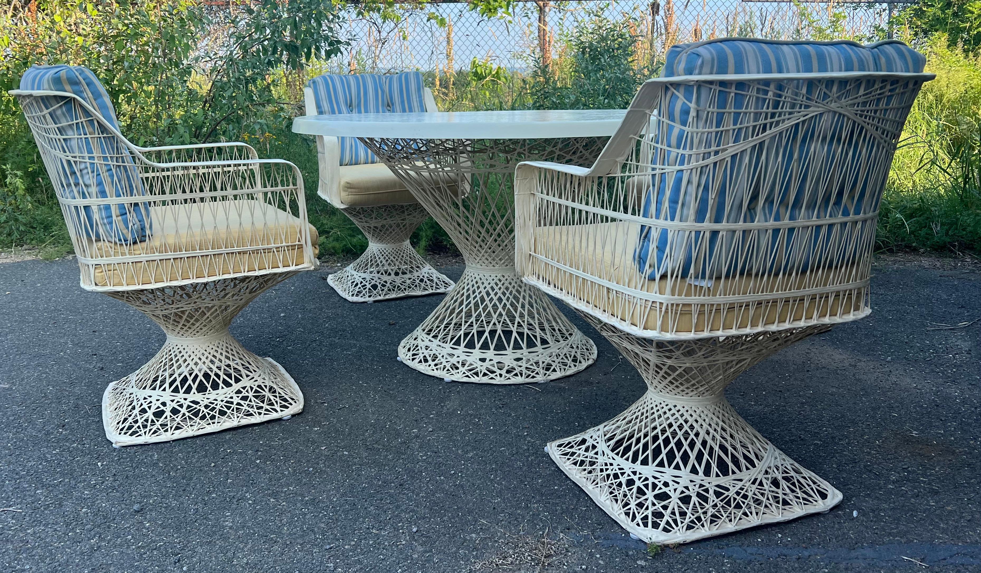 20th Century Spun Fiberglass 5 Pieces Round Dining Table 4 Chair Russel Woodard Outdoor Set For Sale