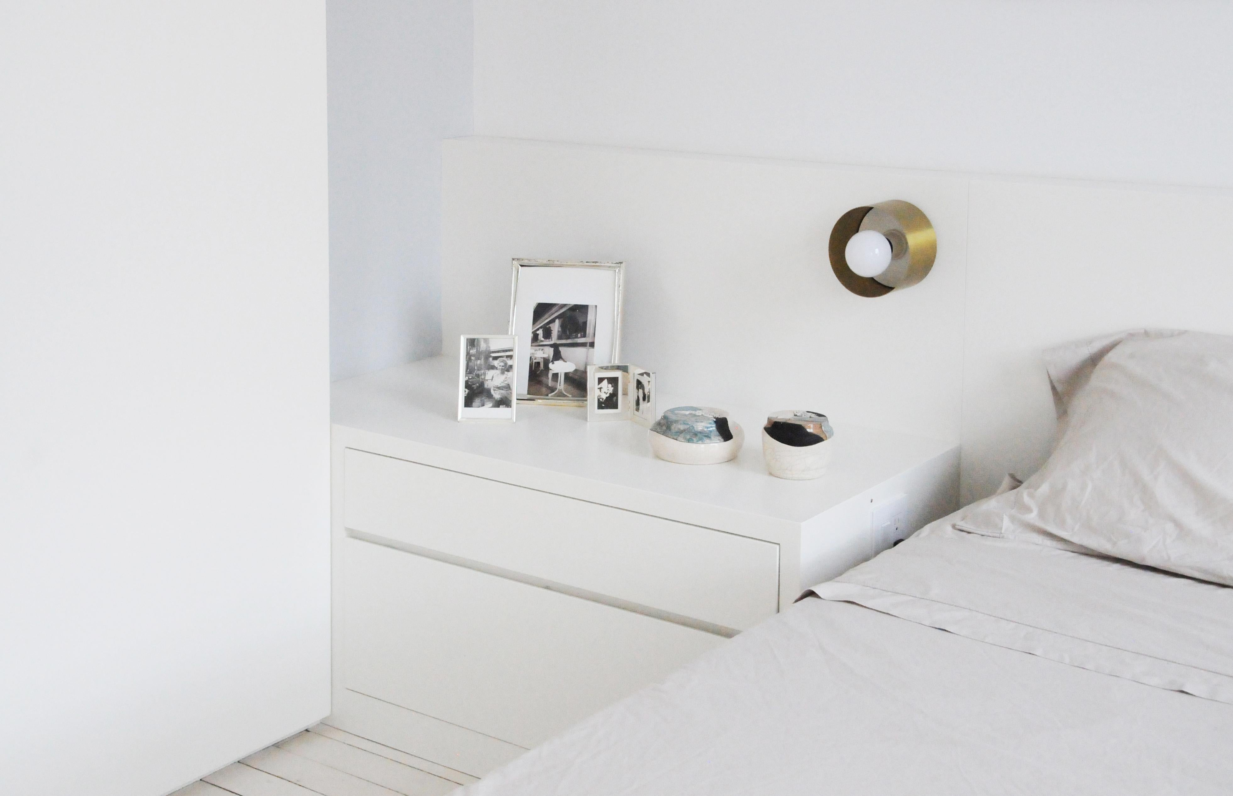 Satinato Lampada a incasso Spun Sconce con vetro smerigliato, 1stdibs New York in vendita