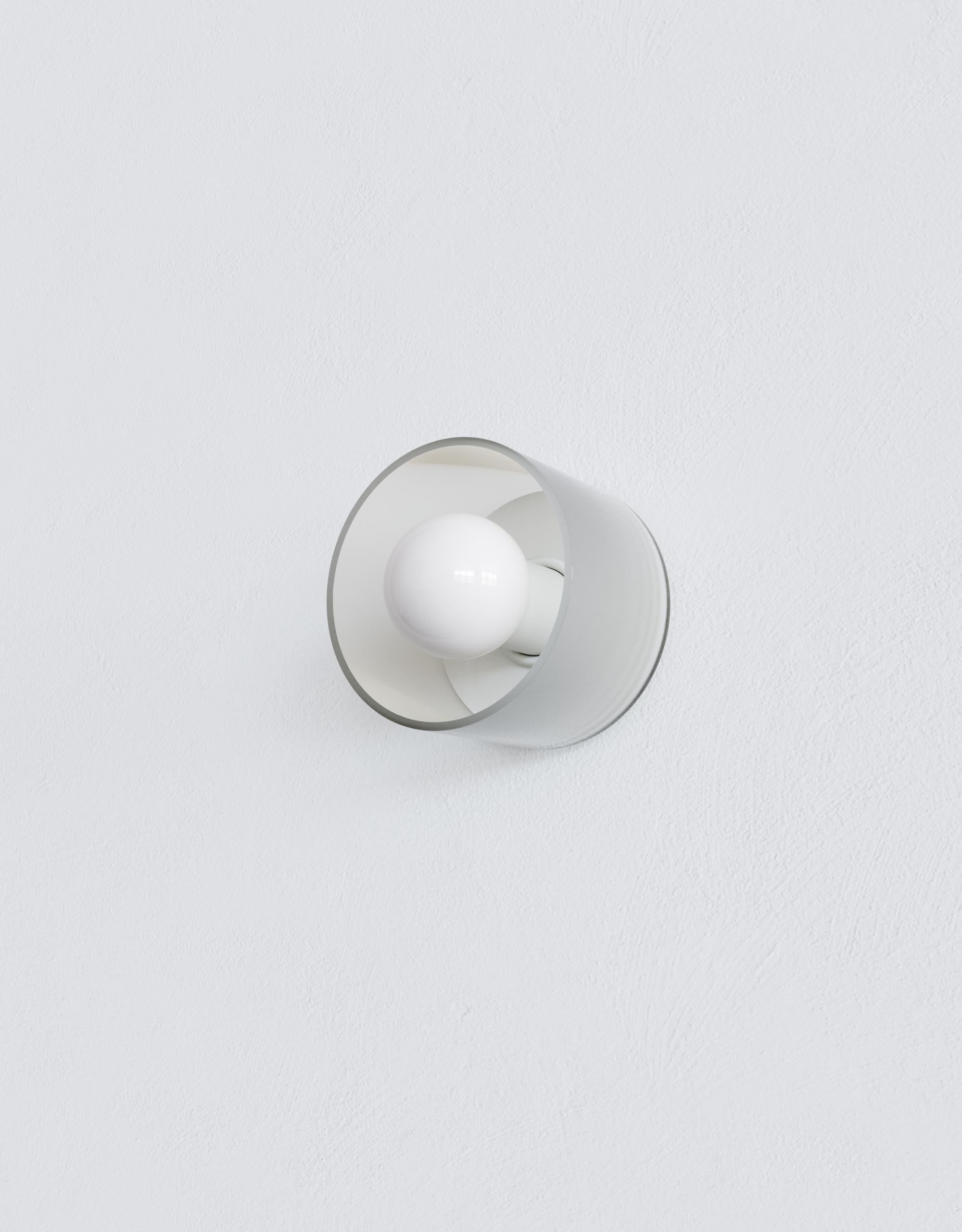 Americano Lampada a incasso Spun Sconce con vetro smerigliato, 1stdibs New York in vendita