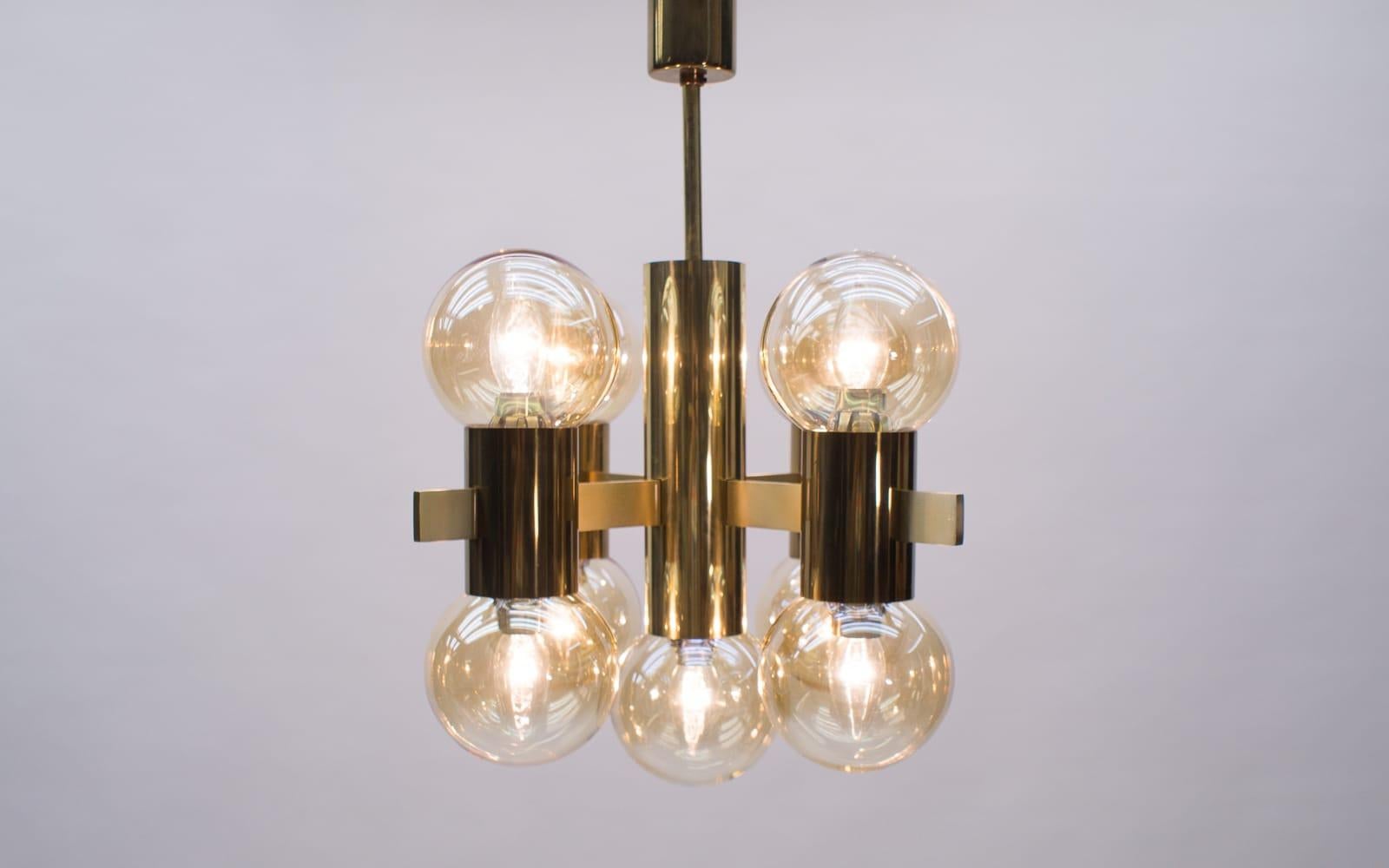 Elegante lampada da terra in stile Mid-Century Modern. 

Progettato probabilmente da Hans-Agne Jakobsson per Markaryd, in Svezia, negli anni '60.

Eseguito in ottone massiccio. Il lampadario necessita di 9 lampadine a vite E14 Edison.

Sono