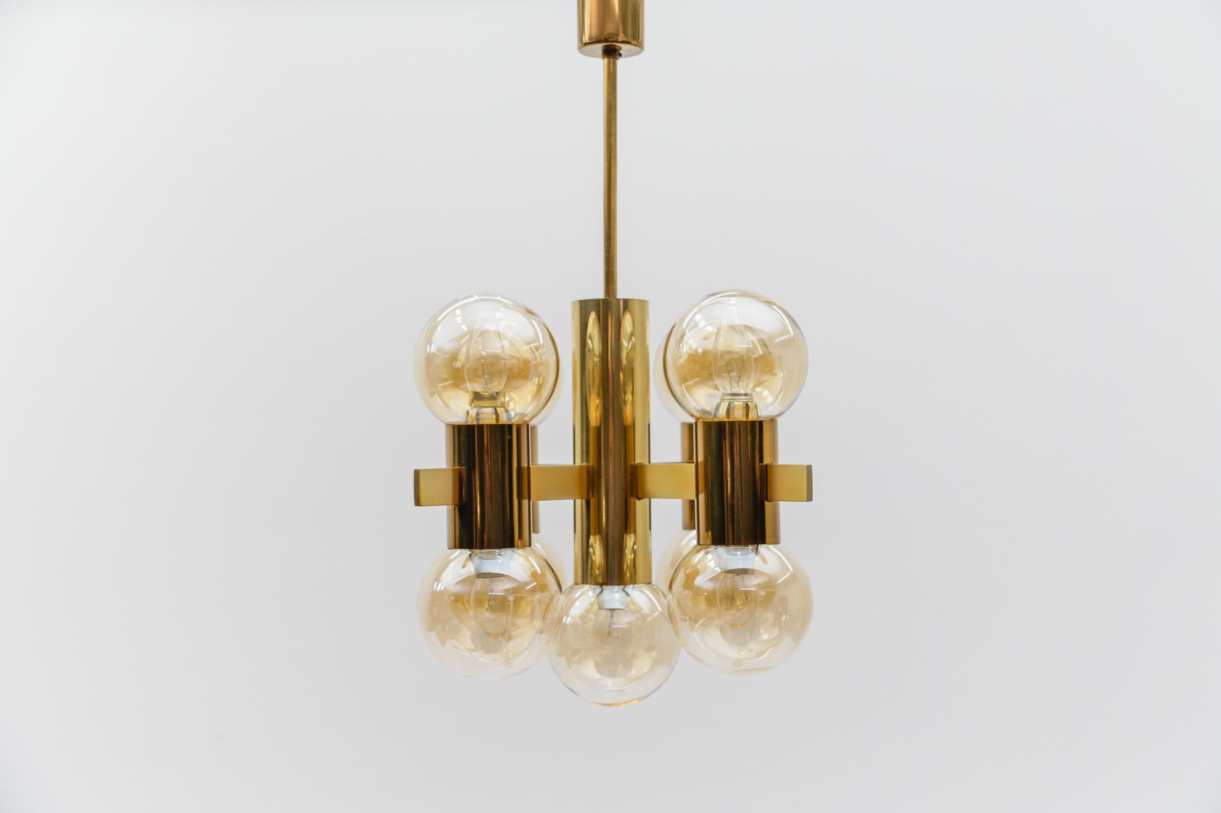 Elegante lámpara de pie moderna de mediados de siglo. 

Diseñado probablemente por Hans-Agne Jakobsson para Markaryd, Suecia, en la década de 1960.

Ejecutado en latón macizo. La lámpara de araña necesita 9 bombillas E14 con rosca Edison.

La