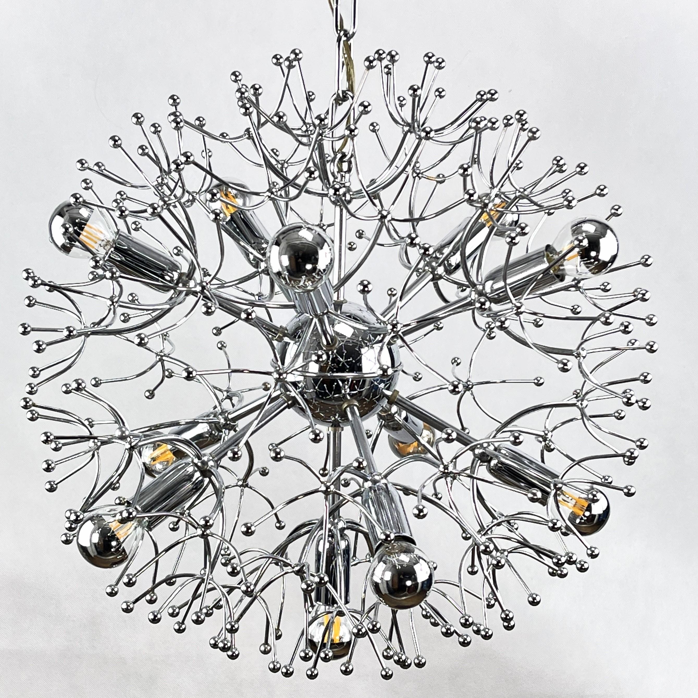 Sputnik ceiling lamp by Sciolary - 1970s.

This large sputnik lamp is a real design classic from the 60s/70s. The lounge lamp by Sciolari is an original and gives a pleasant light. The stylish and timeless design is inspired by a beautiful