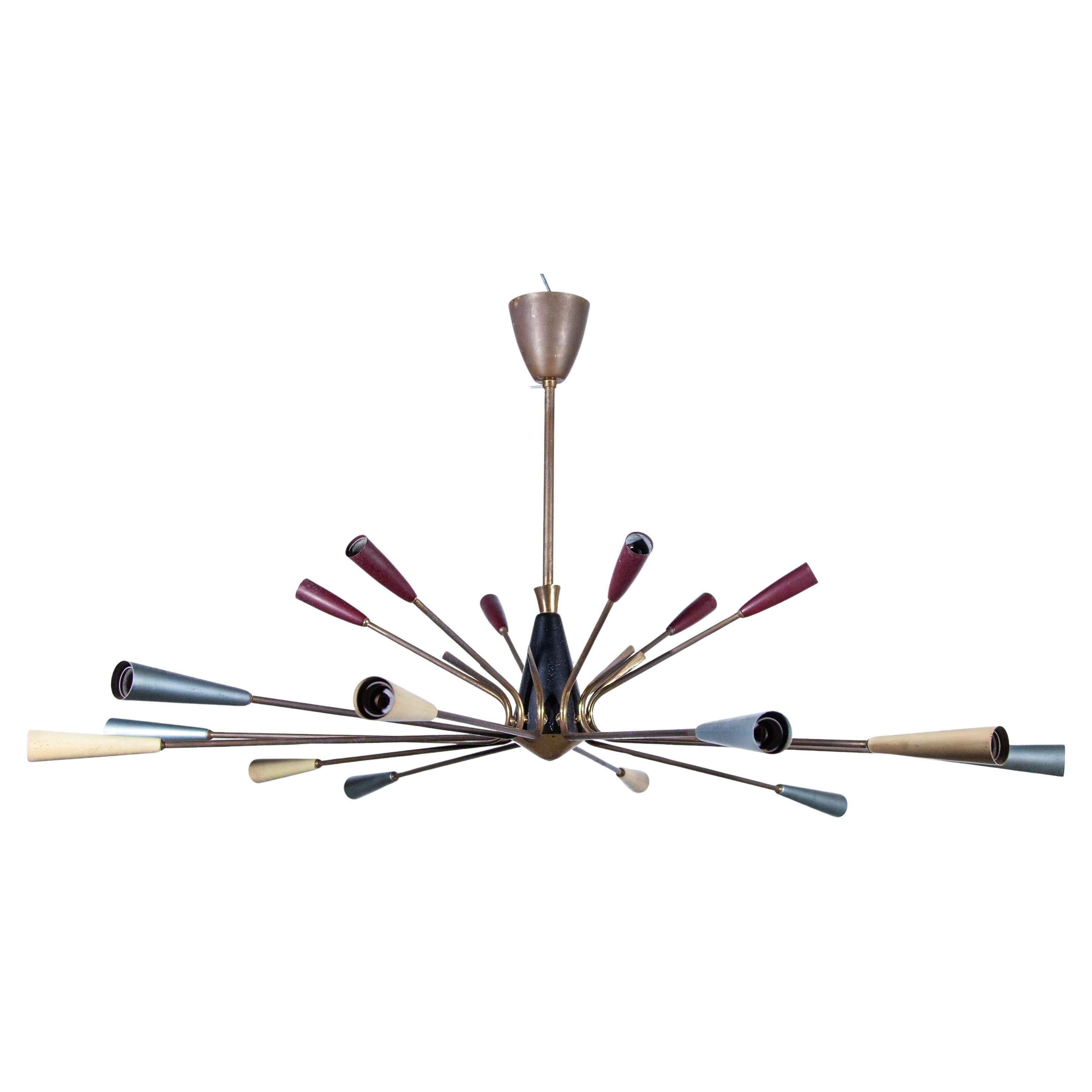  
Raro e spettacolare lampadario Sputnik di grandi dimensioni, anni '50. Diciotto coni in ottone e alluminio multicolore nei colori blu metallizzato, bianco e rosso, che mantengono bene la loro posizione. Prese E14 originali. Il lampadario Sputnik è