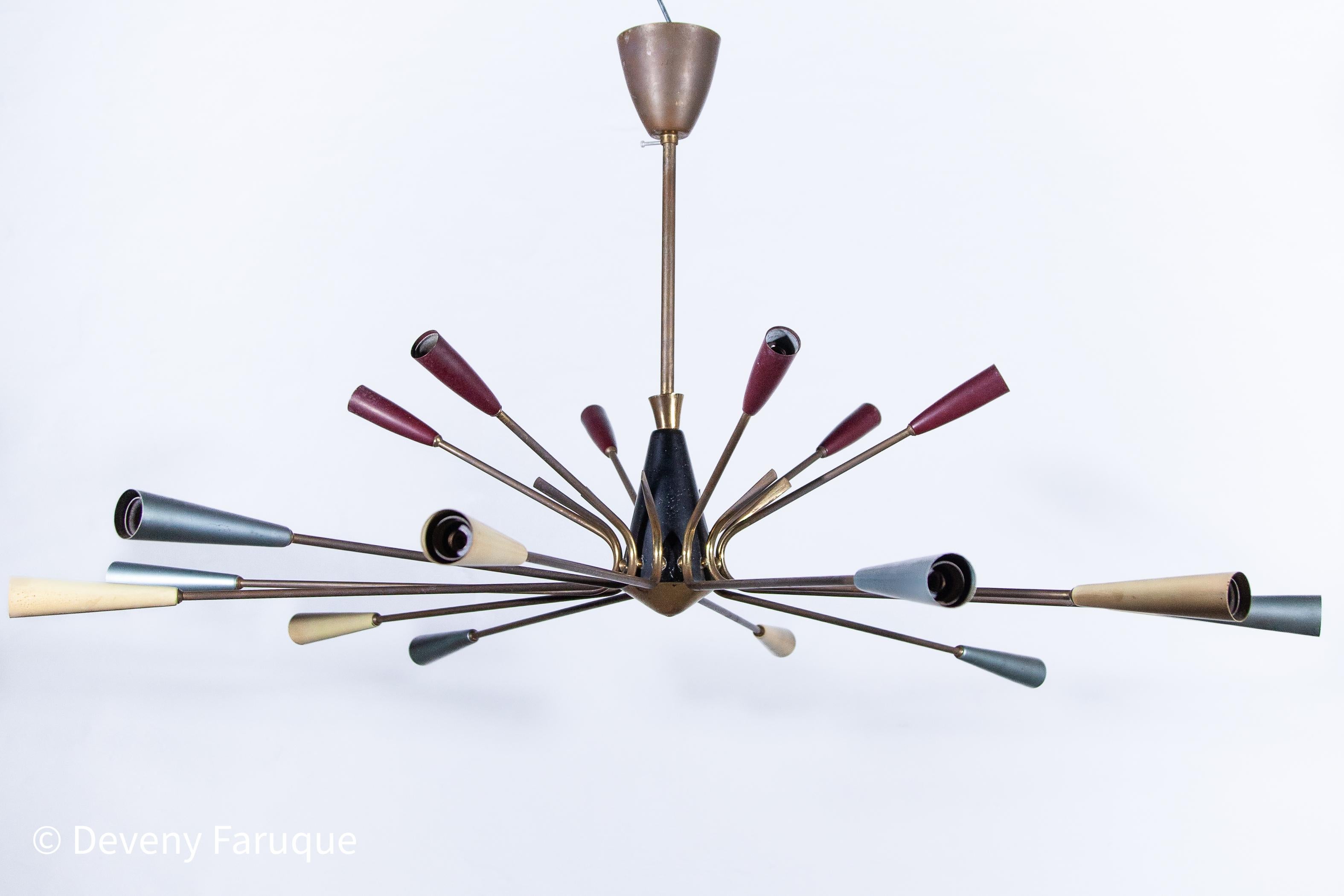 Mid-Century moderno Lampadario Sputnik, anni '50, 18 luci a cono multicolore in vendita
