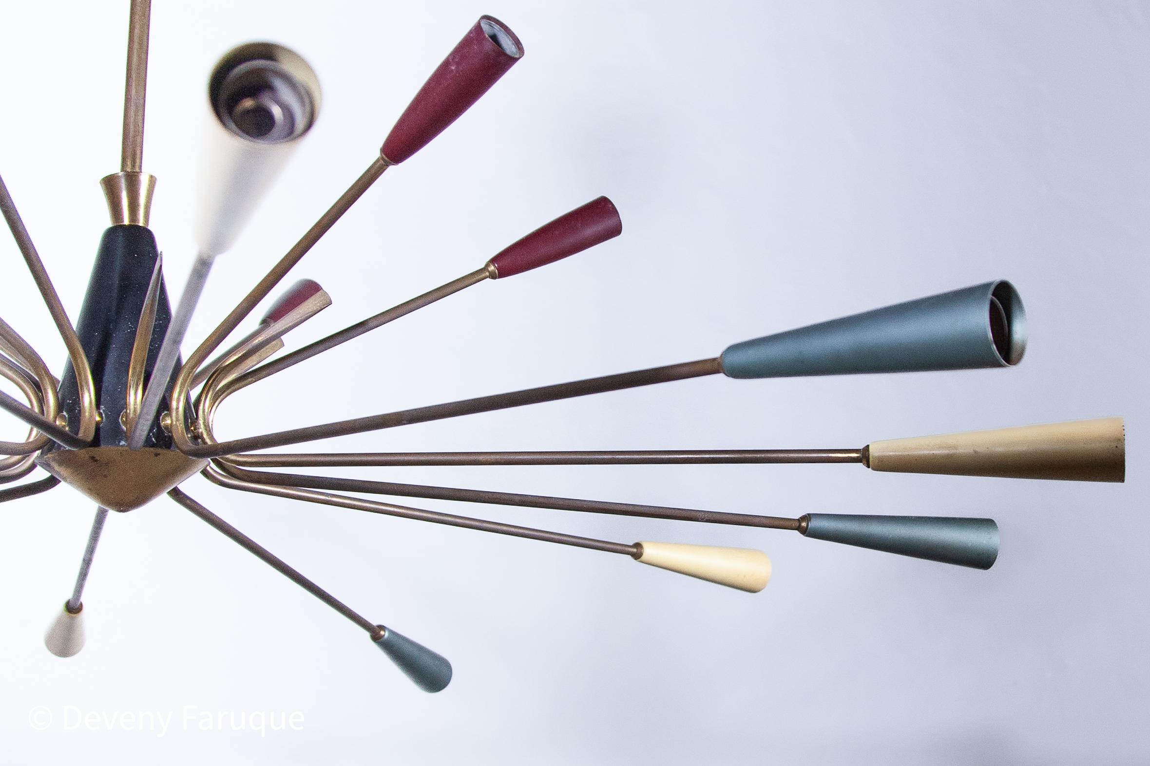 Ottone Lampadario Sputnik, anni '50, 18 luci a cono multicolore in vendita