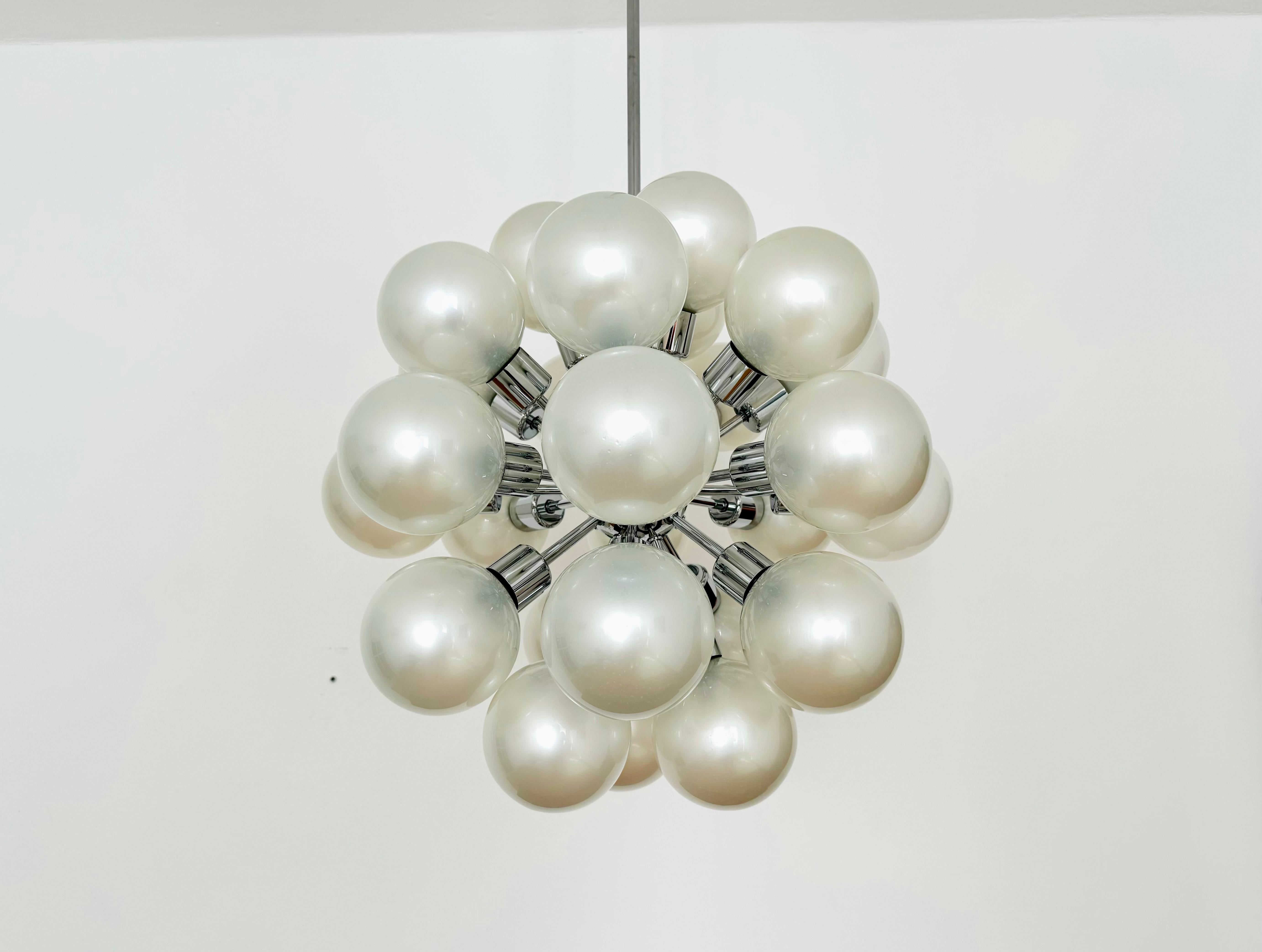Impresionante lámpara Sputnik de los años 70.
Un diseño extraordinario que llama la atención en cualquier habitación.
El efecto luminoso de la lámpara es extremadamente bello.
Procesamiento de muy alta calidad.
Se crea una luz