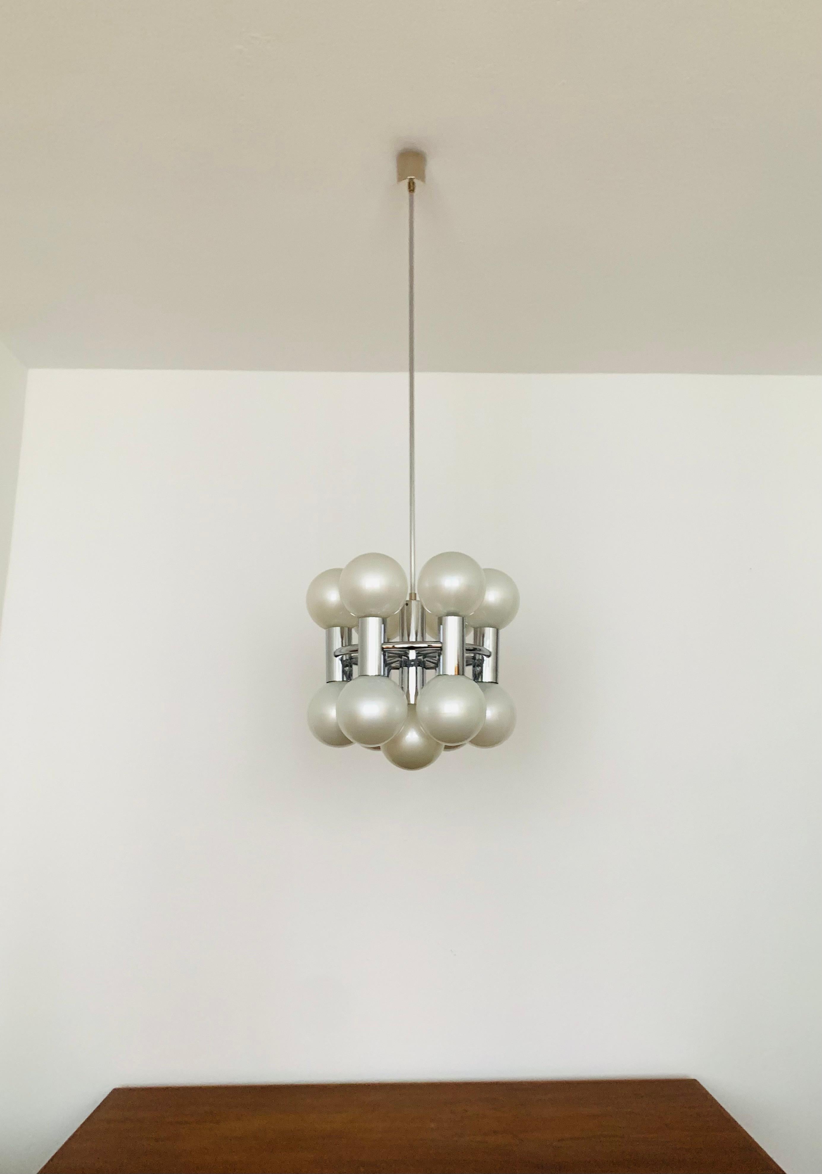 Impresionante lámpara Sputnik de los años 70.
Un diseño extraordinario que llama la atención en cualquier habitación.
El efecto luminoso de la lámpara es extremadamente bello.
Procesamiento de muy alta calidad.
Esta versión con pantallas de color