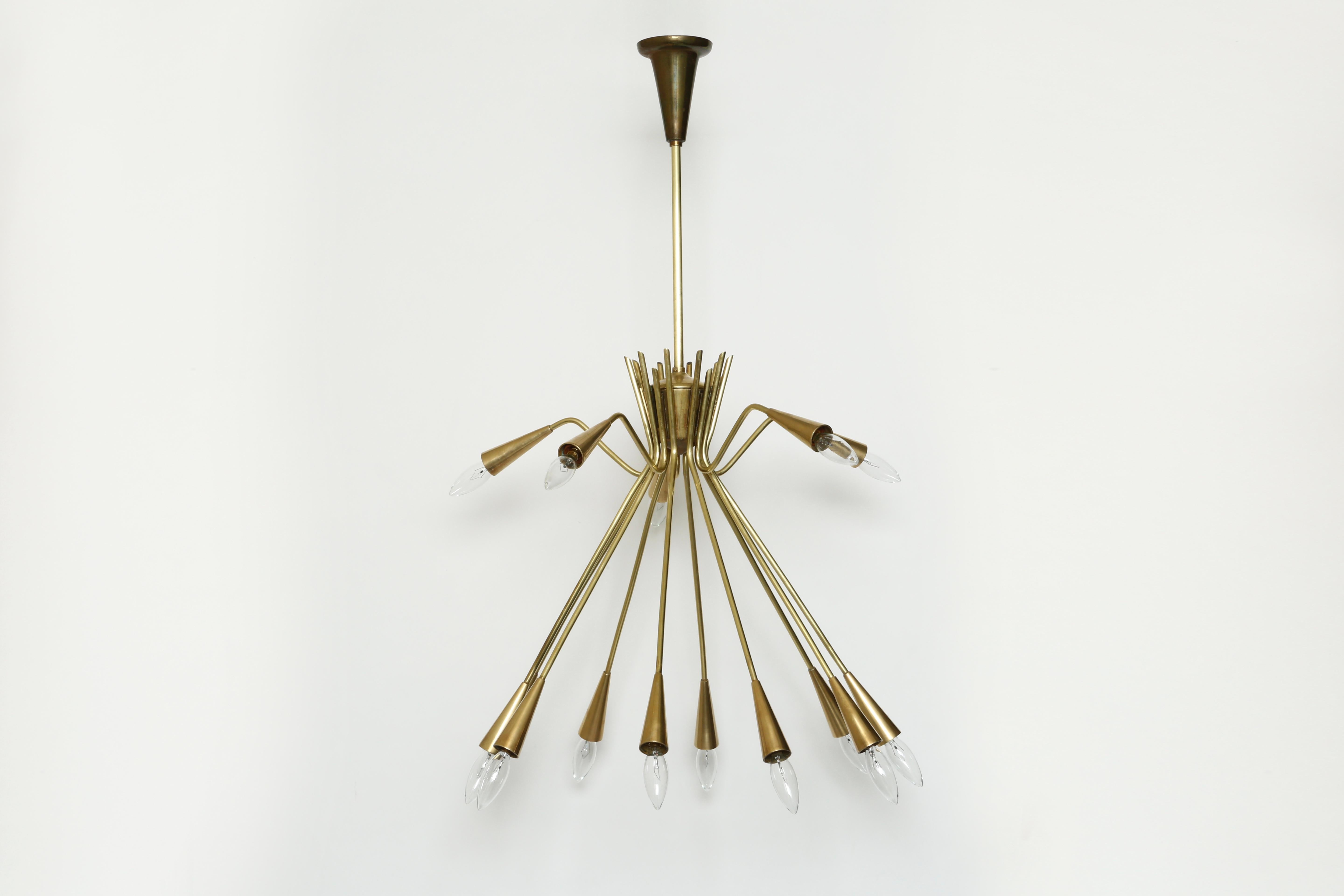 Araña Sputnik de Oscar Torlasco en latón, Italia Años 60 Moderno de mediados de siglo en venta