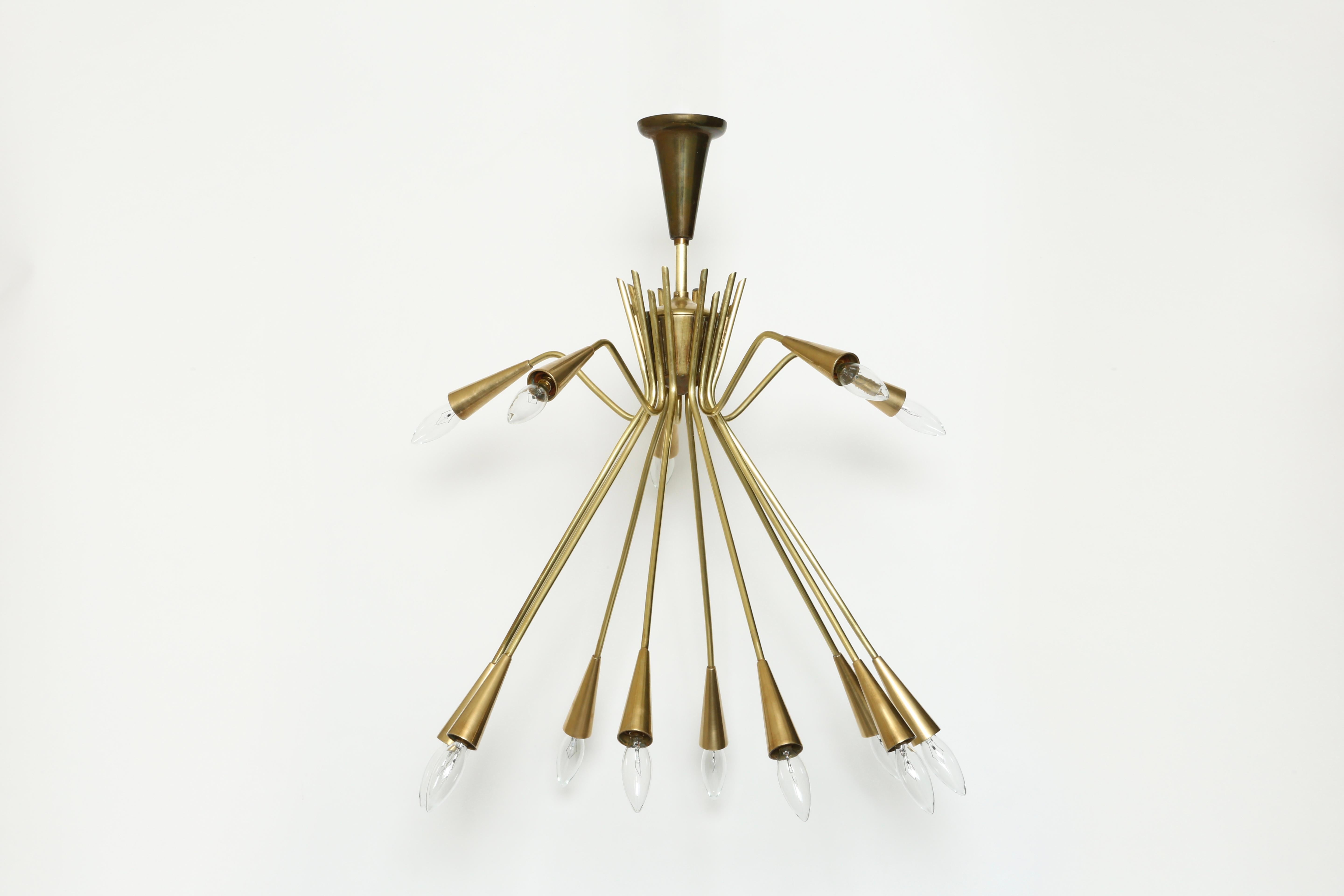 Araña Sputnik de Oscar Torlasco en latón, Italia Años 60 en Bueno estado para la venta en Brooklyn, NY