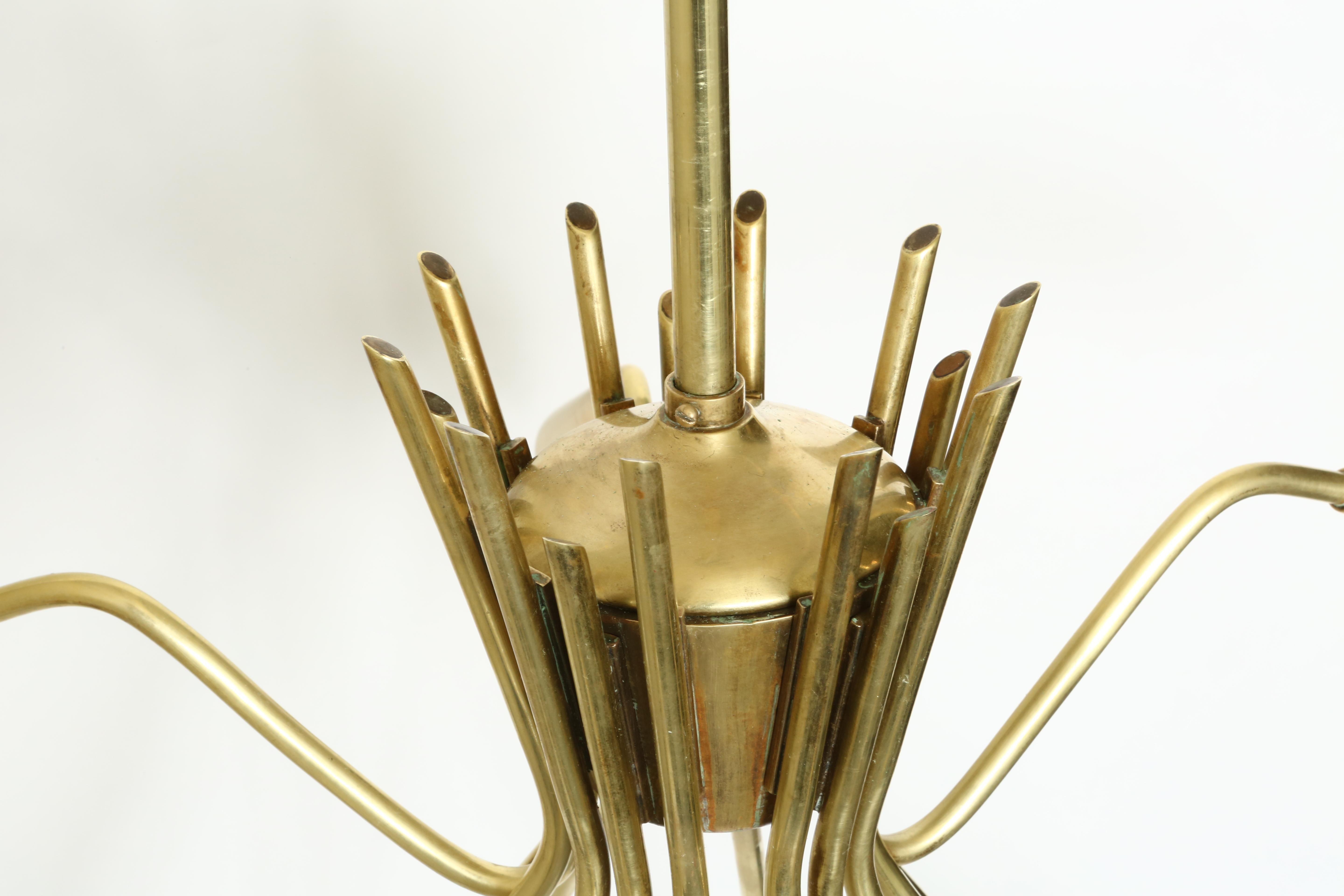 Araña Sputnik de Oscar Torlasco en latón, Italia Años 60 Latón en venta