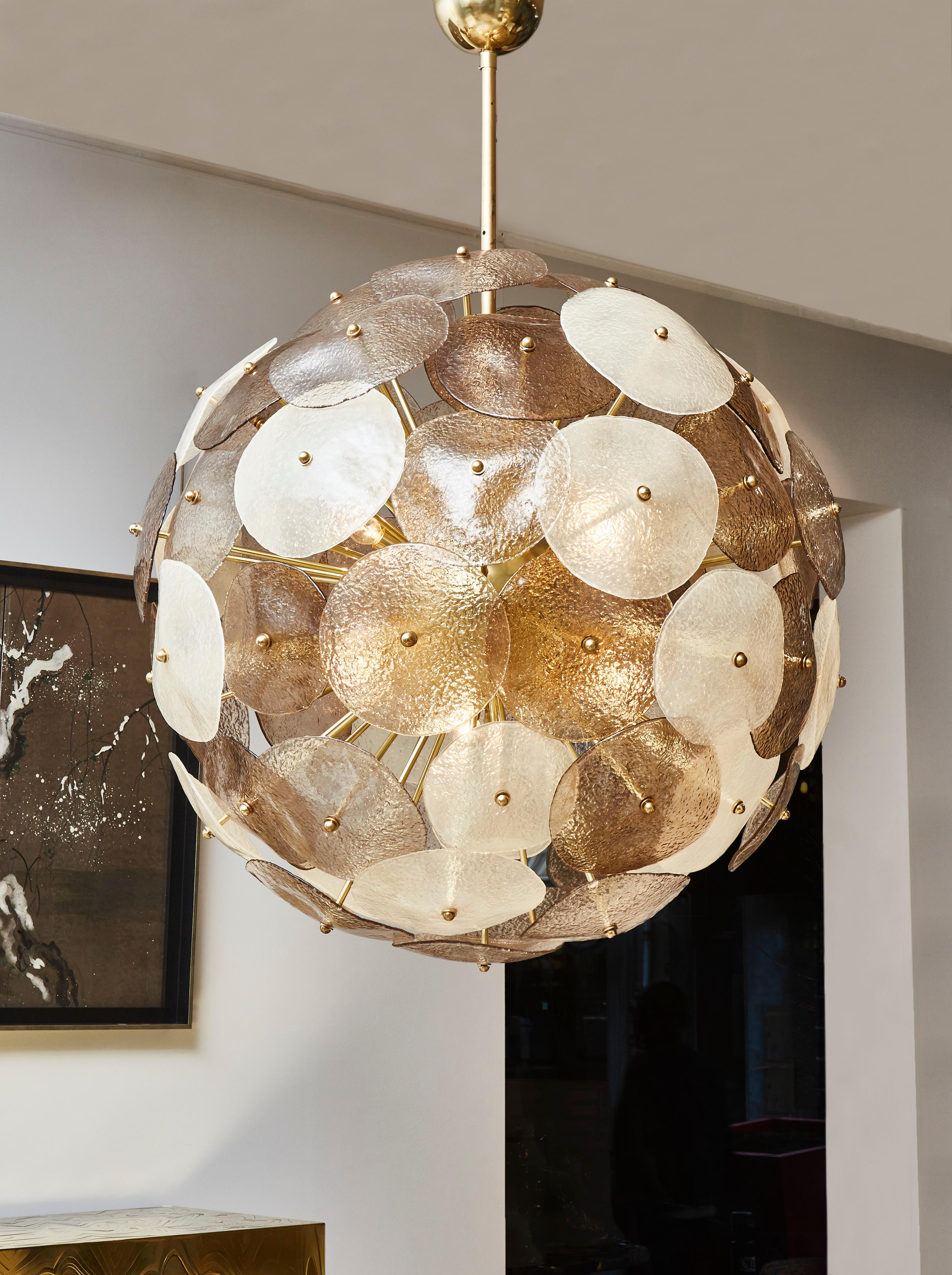 Superb sputnik chandelier in brass with sculpted and smoked Murano glass plates.
Creation by Studio Glustin.
Italy, 2021.