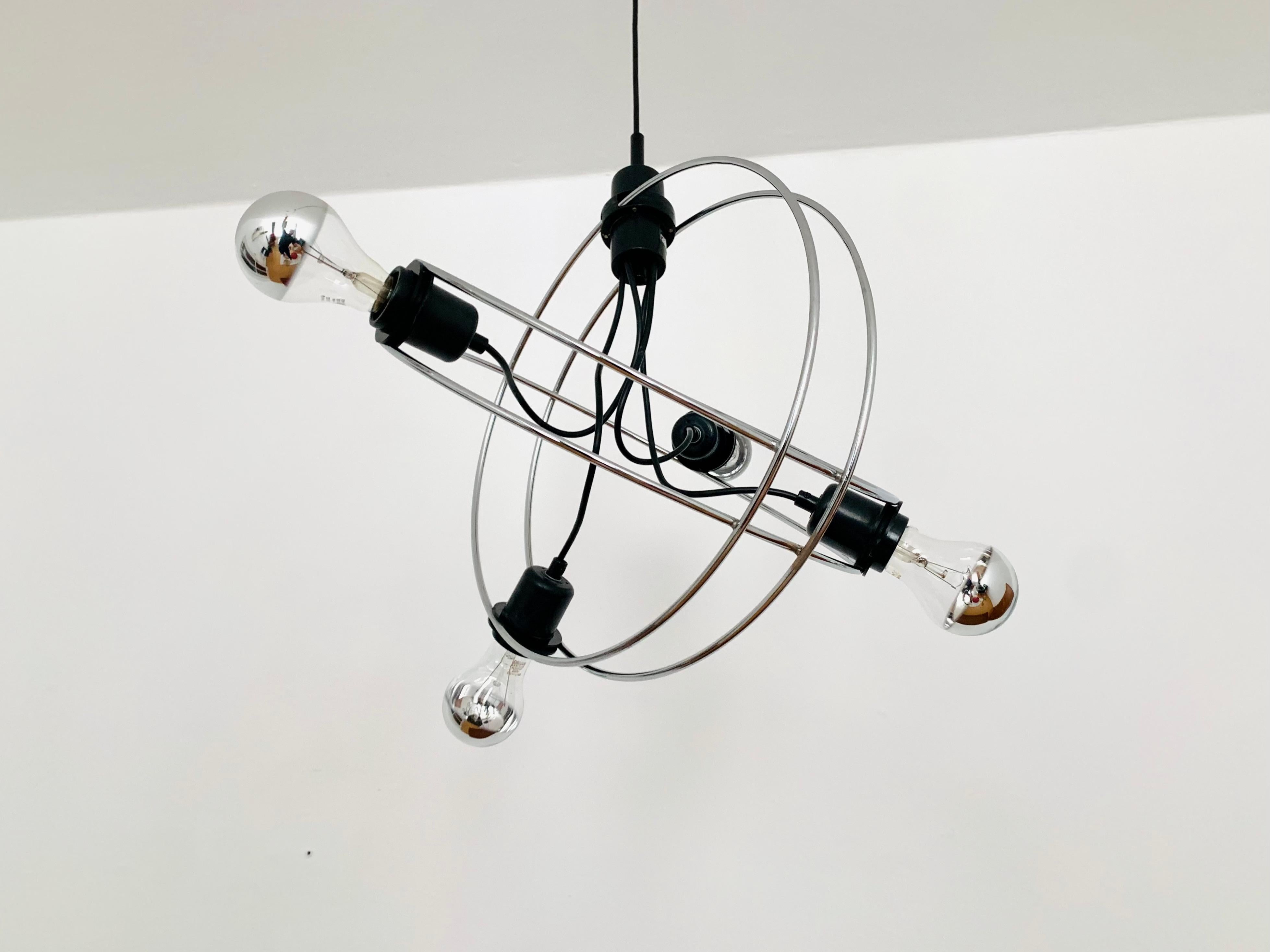 Sehr schöne und seltene Sputnik-Lampe aus den 1960er Jahren.
Das Design schafft ein spektakuläres Lichtspiel im Raum.
Hochwertig verarbeitet und ein echter Blickfang für jedes Zuhause.

Hersteller: Raak

Bedingung:

Sehr guter Vintage-Zustand mit